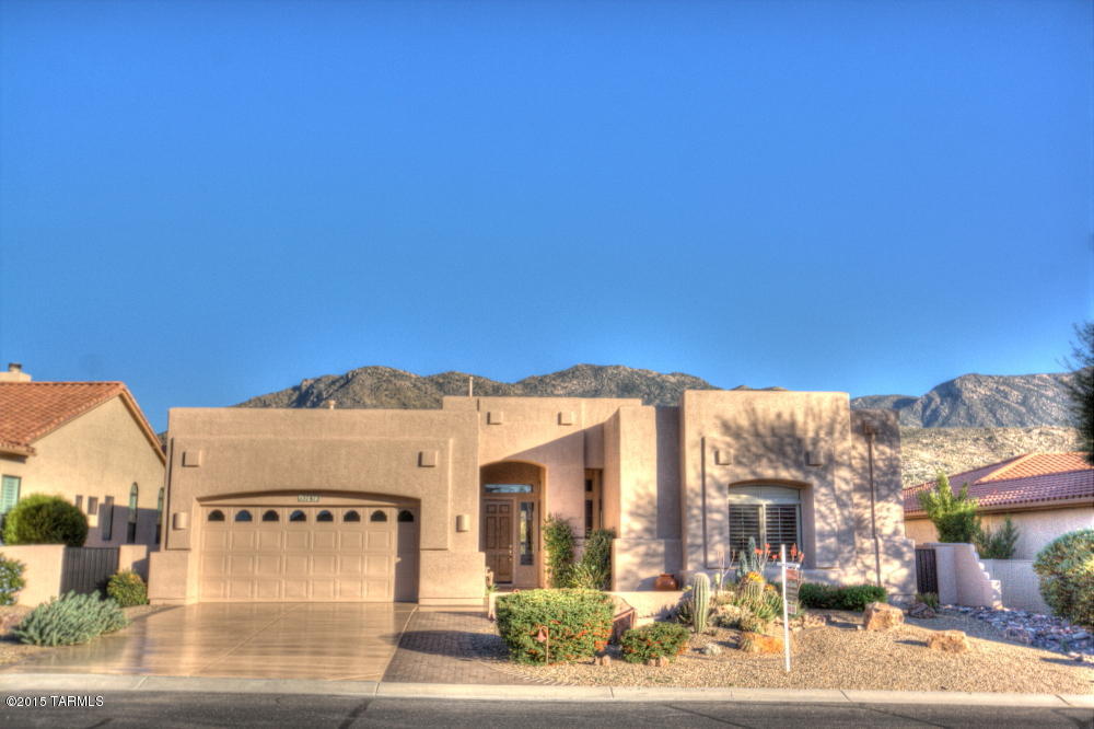 Premium location in SaddleBrooke with unobstructed, close Catalina mountain views and no roof tops. Enjoy the peaceful desert surroundings. Expanded Dakota plan includes double door entry to enlarged master bedroom. Enlarged walk-in closet and utility room. Mountain views from most rooms. Exterior just painted and new epoxy coating on drive and walk. Extended garage with storage & utility sink.
Open kitchen features slab granite counters, stainless steel appliances and gas cook top. Solar screens on outside windows at south and east automatically controlled by sun & wind. Expansive brick patio and covered area.
Santa Fe style exterior and interior of soft desert colors. Some or all furnishings can be purchased on a separate bill of sale.
