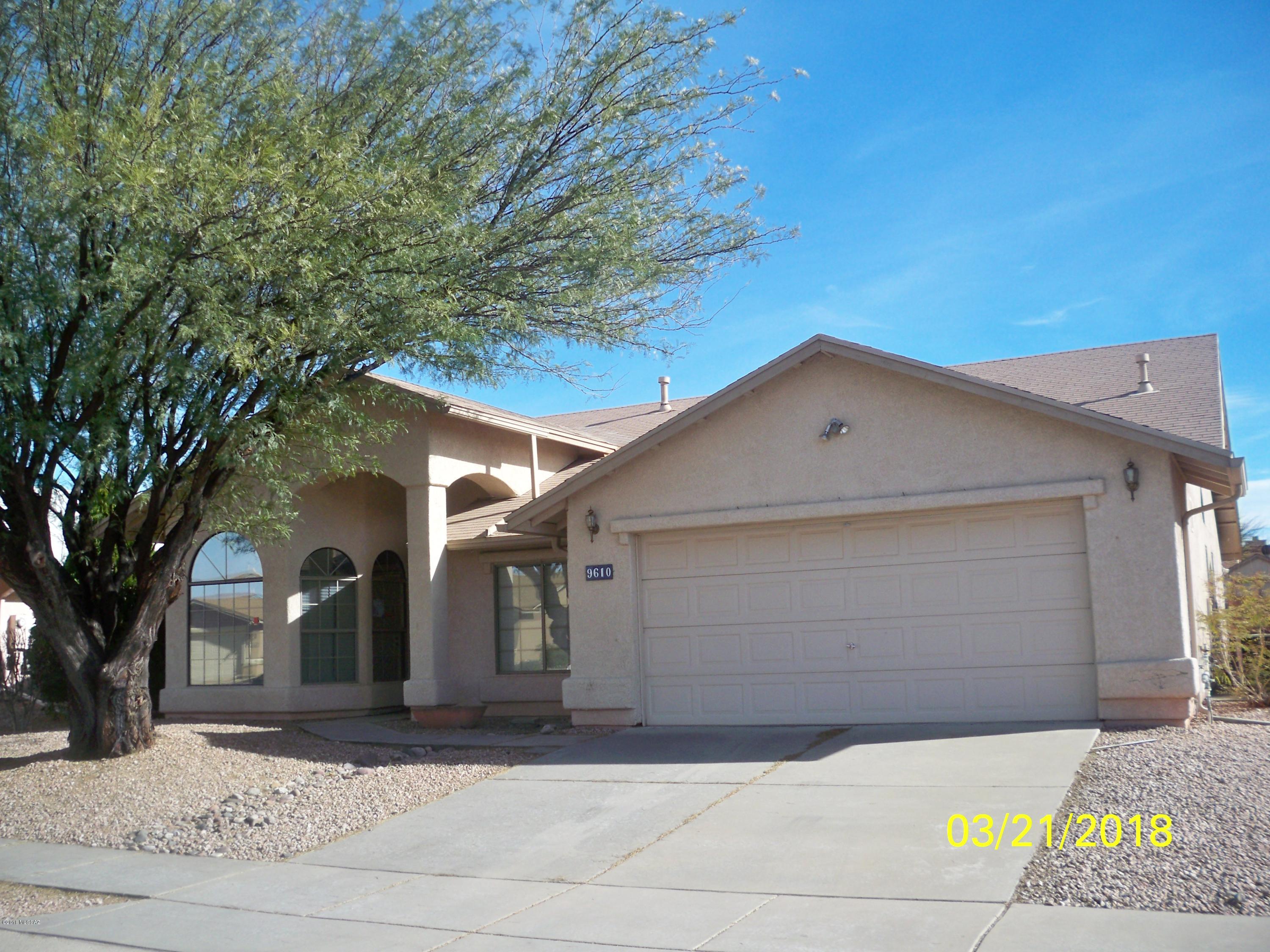 NOTE: A THREE DAY FIRST LOOK PERIOD IS IN EFFECT FOR ALL TYPES OF BUYERS, BOTH OWNER OCCUPANT BUYERS AND INVESTOR BUYERS. SELLER WILL NOT REVIEW OFFERS UNTIL 3/31/18. NO OFFERS SHOULD BE SUBMITTED BEFORE 3/31/18.
Real nice contemporary home, open, bright and spacious, vaulted ceilings, large kitchen with abundant cabinets and counter space, full size dinette area off the kitchen, a den that could be converted into a fourth bedroom.  Large landscaped yard with a covered patio and a storage shed.