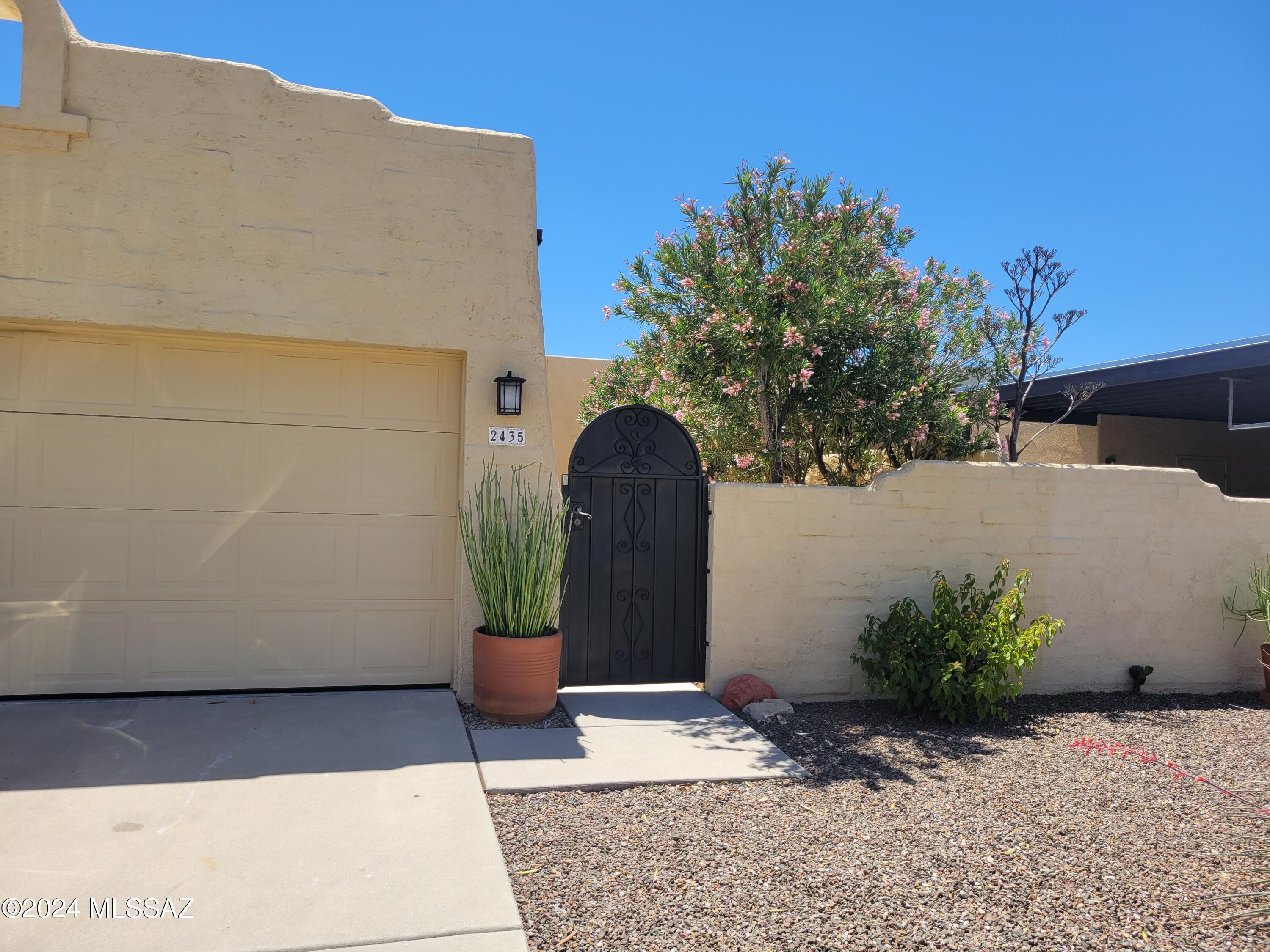 Enjoy the Private, yet Light and Open design of this Earl Whigham built westside townhome. Fully enclosed garage.  Close to Pima Community College, Downtown, U of A, St. Mary's hospital, Tumamoc Hill hiking trail, and paved as well as desert bike trails.

Great condition. Ready for your clothes in the closet and your car in the garage and a splash in the community pool! See attached SPDS.