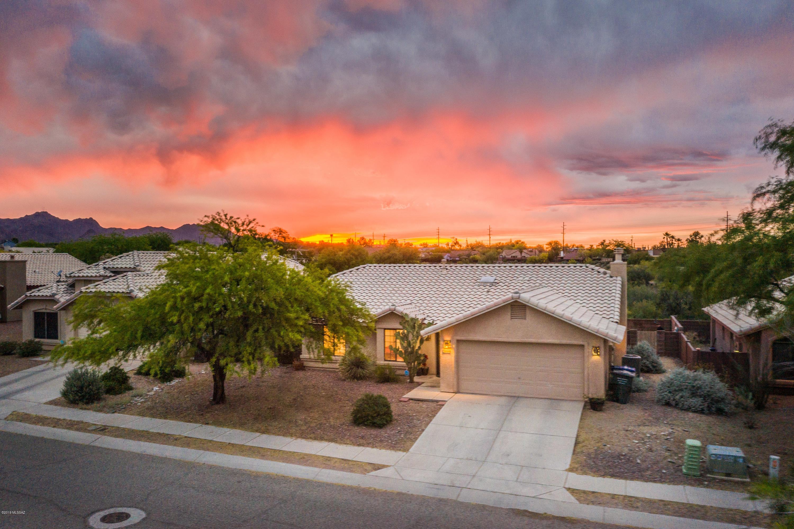 Absolutely CHARMING and MOVE IN READY gem in a fabulous location! This 3 bed/2 bath home has it ALL. BRAND NEW HIGH EFFICIENCY HVAC AND NEW WATER HEATER are an added bonus. Large lot with gorgeous sunset views and no neighbors behind. Open floorplan with high ceilings boasts a great room with stacked stone fireplace, and a large dining nook and upgraded kitchen with granite countertops. Neutral tile throughout with newer carpet in bedrooms. Did I mention NO HOA? Close to UA, Pima, I-10 and more. Get ready to own a dream come true. Won't last!