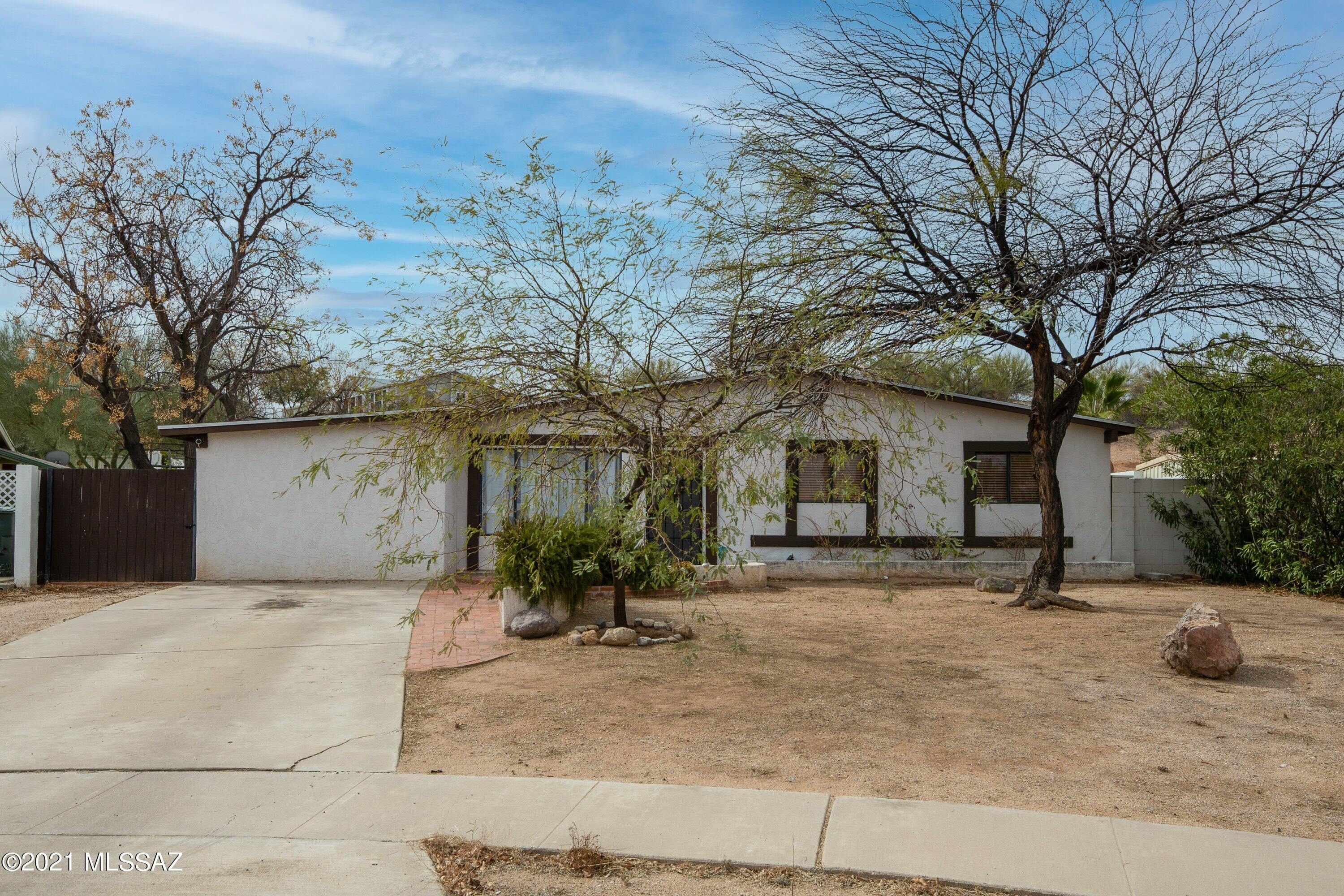 Amazing move in ready 3/1 home on partial cul-de-sac. This home is perfect for first time home buyers or those wanting non HOA living. A large backyard with a covered patio allows room for gardening, play or relaxation. Inside large living rooms accommodate space for entertaining. A horseshoe style kitchen provides maximum prep space with storage.  

Convenient access to multiple shopping and dining options, close to Davis-Monthan AFB and quick access to Tucson's east-side. 

Priced to sell schedule your showing today!