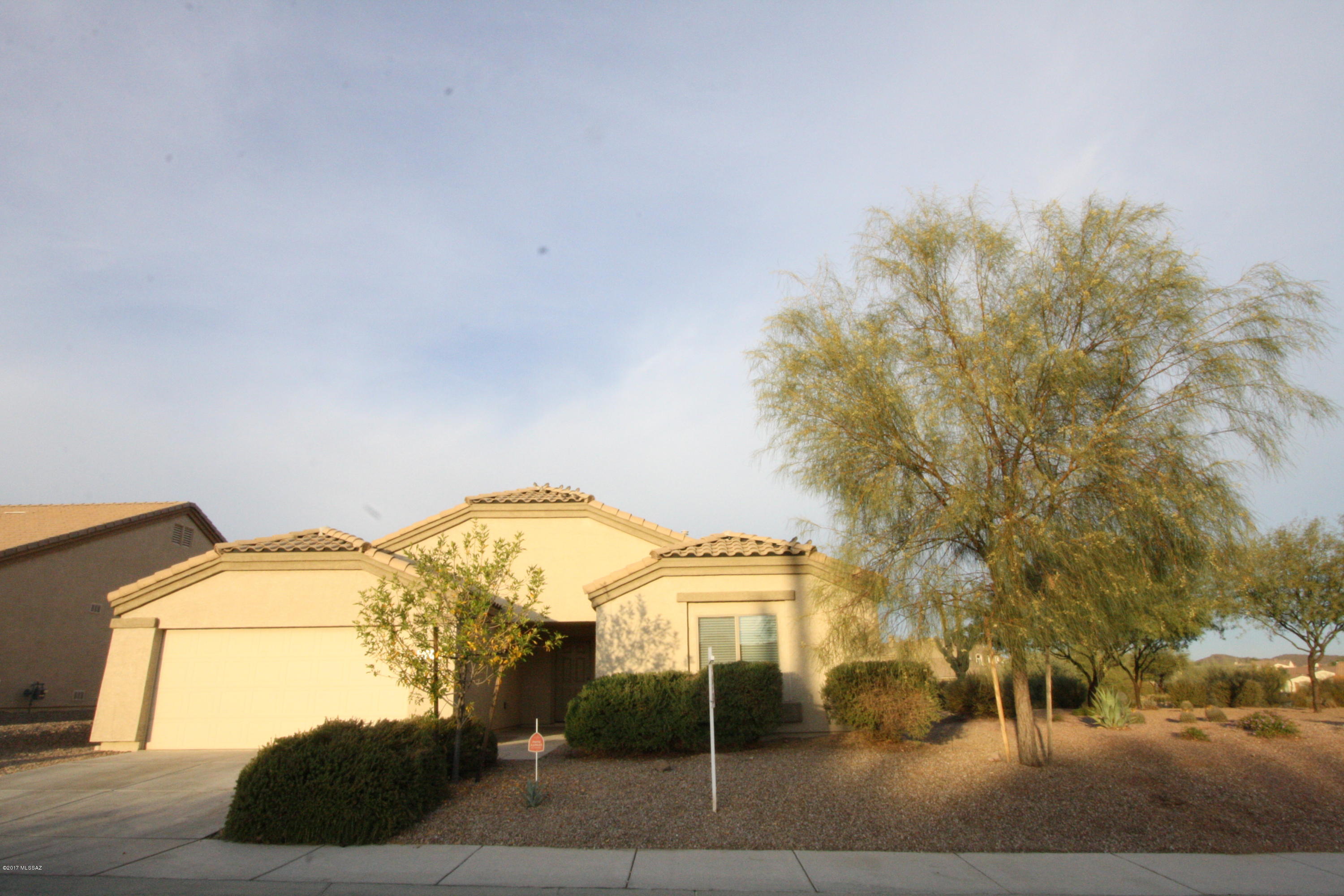 Beautiful 4bdr/2ba home w/Den located in Continental Reserve! Spacious backyard w/fabulous mountain views, Open/bright kitchen w/granite counters and cherry cabinets.