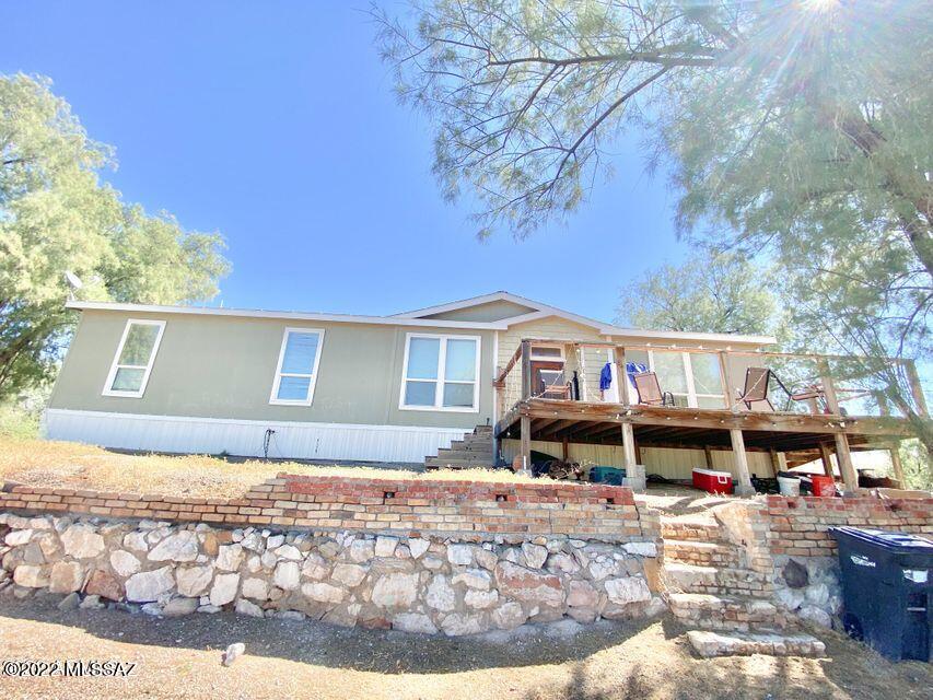 GREAT HOME LOCATED IN THE WARM AND WELCOMING TOWN OF HAYDEN, AZ, ALSO KNOWN AS ''LOBO COUNTRY'' THE HOME OF THE HAYDEN WINKELMAN UNIFIED SCHOOL DISTRICT'S HAYDEN LOBOS. THIS GREAT HOME SITS IN A QUIET COMMUNITY AND FEATURES 4 GOOD SIZE BEDROOMS, 2 FULL BATHROOMS, NEW CARPET, NICE INTERIOR PAINT COLOR SCHEMES, TILE IN ALL THE RIGHT PLACES. LOTS OF UPGRADES WHICH INCLUDES AN OPEN KITCHEN WITH GORGEOUS GAS RANGE, BUILT IN MICROWAVE, UPGRADED TILED COUNTER TOPS. STAINLESS STEEL DISHWASHER, A DINING ROOM AND 2 FAMILY ROOMS. ONE OF THE FAMILY ROOM WITH A BEAUTIFUL FIREPLACE FOR COZY NIGHTS. SPACIOUS FEEL AS YOU ENTER THE HOME. LARGE LOT OF 10,094 SQ FT. CLOSE TO SCHOOLS, PARKS, COMMUNITY SWIMMING POOL. MUST SEE TO APPRECIATE.
