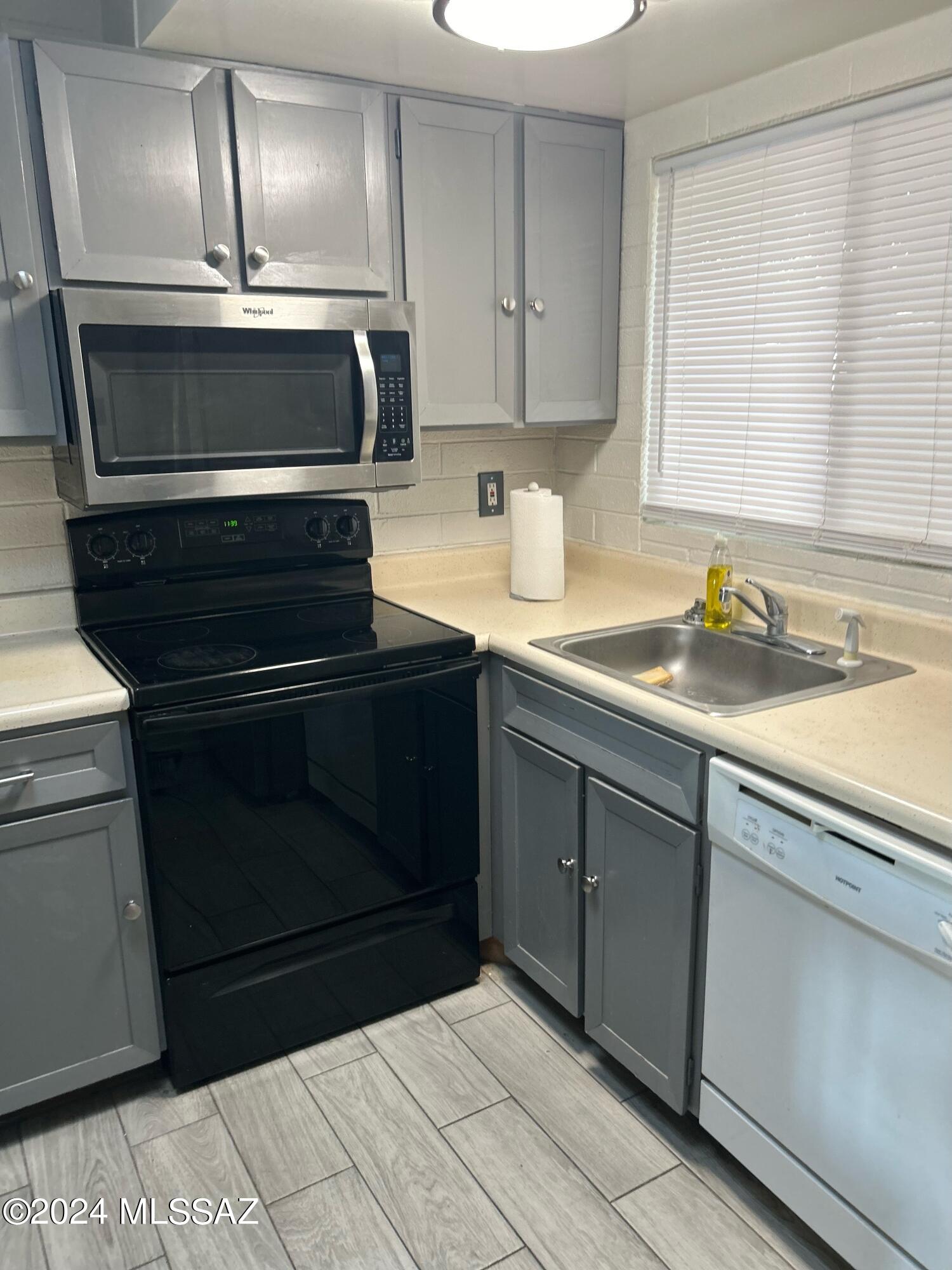 Private 2 bedroom, 2 bath free standing condo.  All tile, large extra sun room, your own utility room with washer and dryer.  Pool and BBQ area.  Carport and small patio off master. Close to shopping and fast food.  Backunit  no noise.
