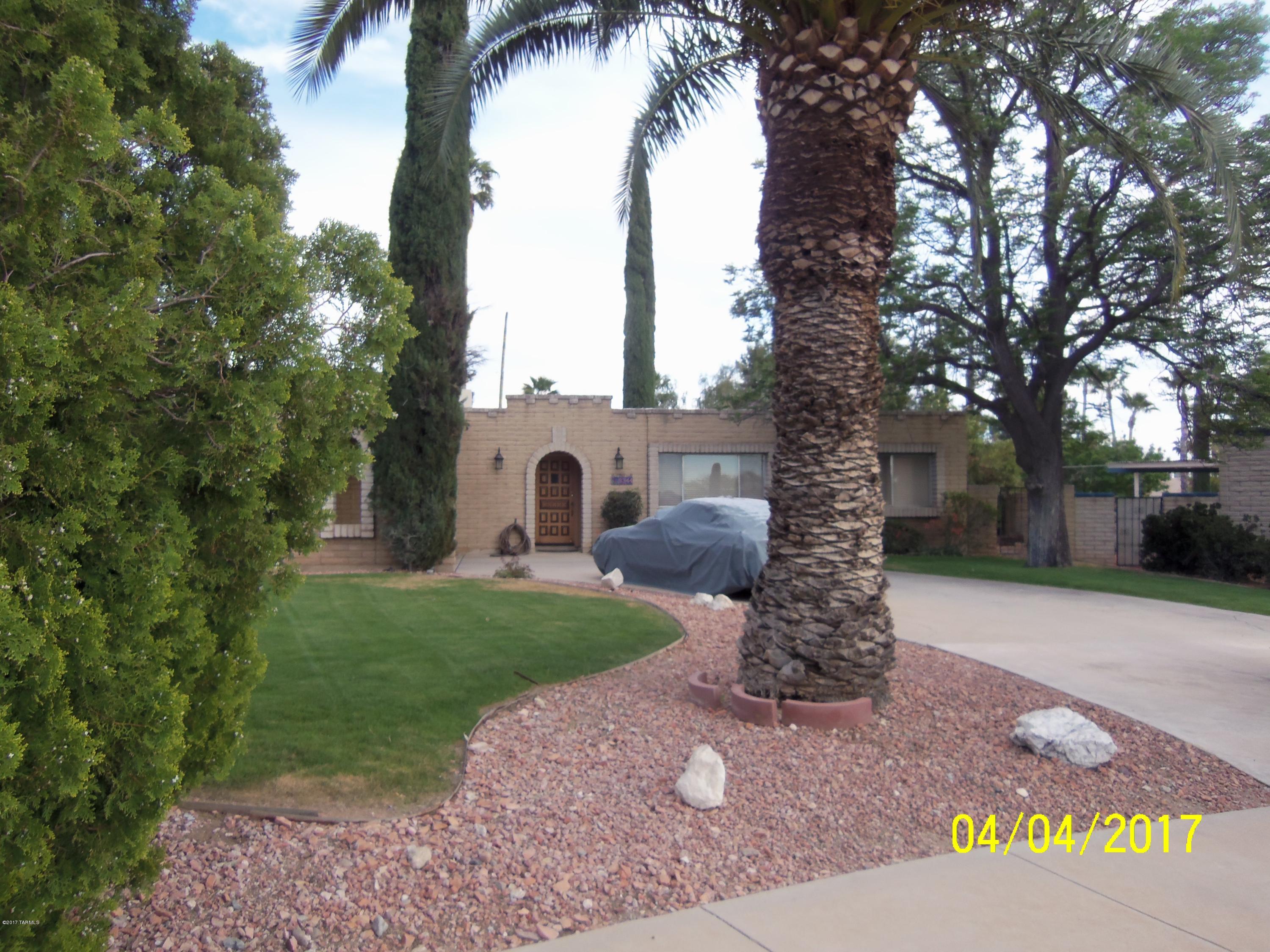 Large breakfast bar, cul-de-sac, fenced pebble tech pool, covered patio, living room and family room, separate dining room.