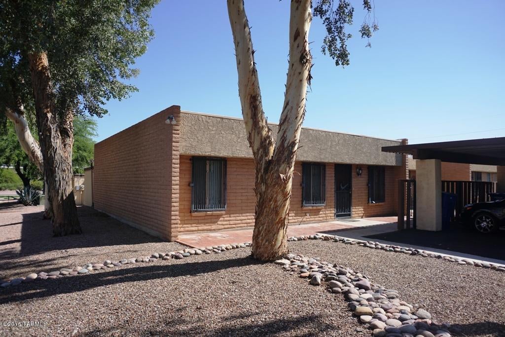 Beautiful Eastside Townhome- 3 bedroom/2 bath -corner lot. Kitchen opens into roomy dining and living area with fireplace. Tile/carpet flooring. Nice sized bedrooms. Private covered patio with storage room. Washer/Dryer, Community pool, Convenient shopping and restaurants. Rent covers trash collection & water/sewer (Pantano/Kenyon)