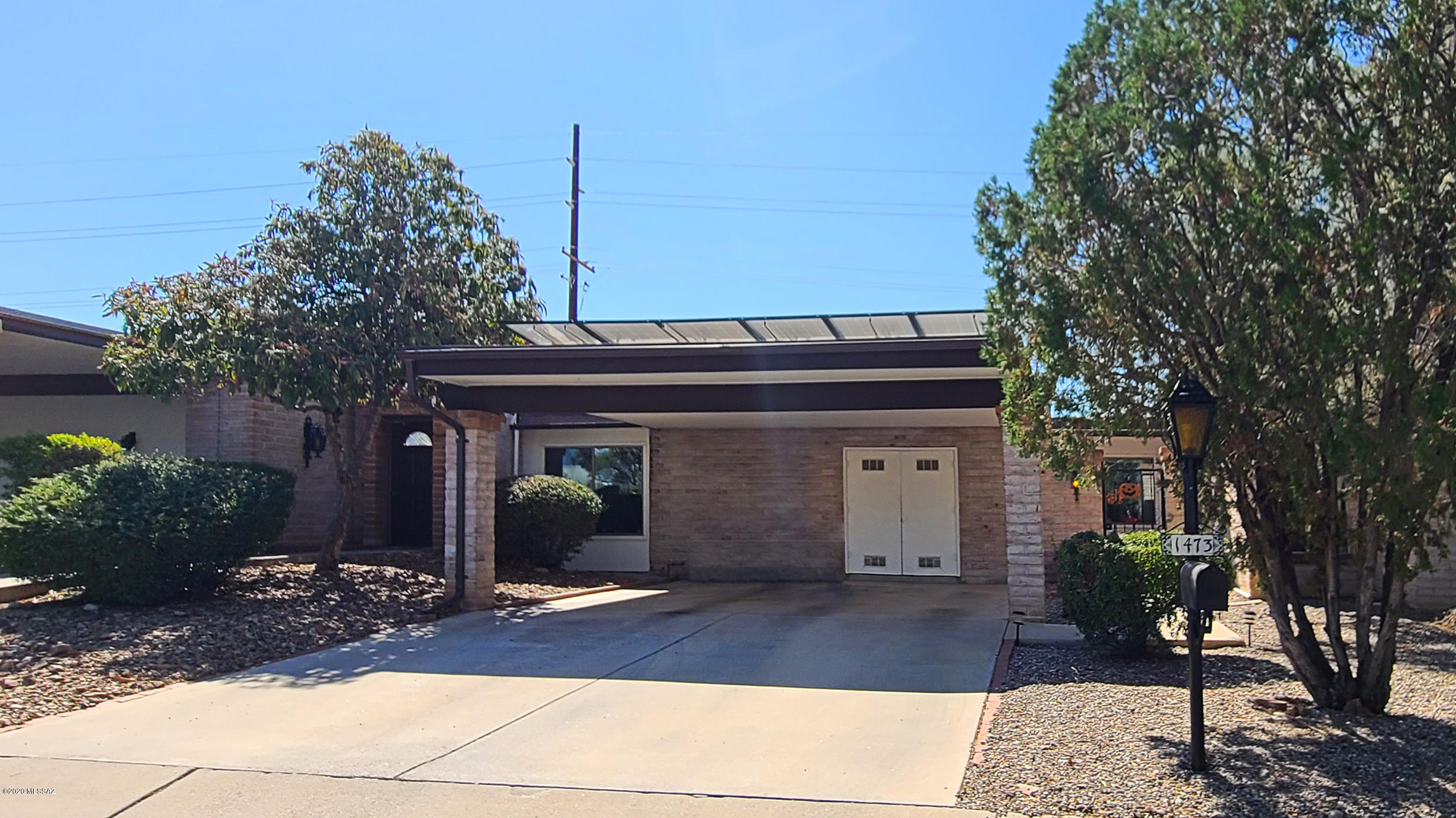 In the quiet townhouses of Las Quintas off of Ina & La Canada, meticulously maintained home is among one of the more desirable communities on Tucson's Northwest side. There is plenty of room to entertain your friends, family or guests. There is even an extra space for an office or small library. The leased solar panels collect almost, if not all of your energy usage! The location is perfect to get to easy shopping or for a short drive to I10. Come see this desirable Northwest townhome today.