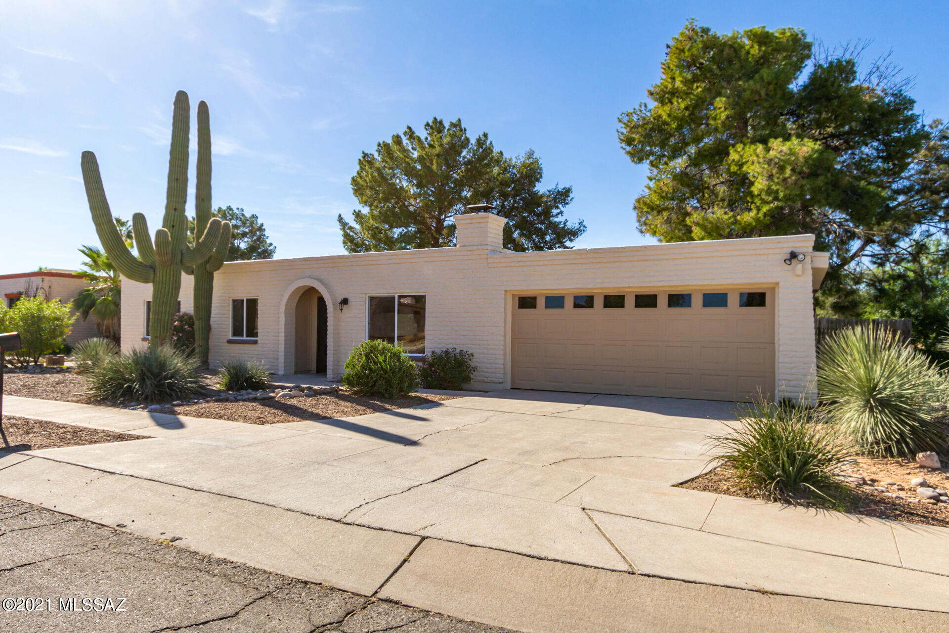 Welcome to this super charming East side home on a corner lot. It has everything you could want, with a bright open floorplan, large kitchen with an eat in island, quartz countertops, low energy adjustable recessed lighting through-out, huge backyard with newly plastered pool, and all new dual pain windows.
Agent/Owner
