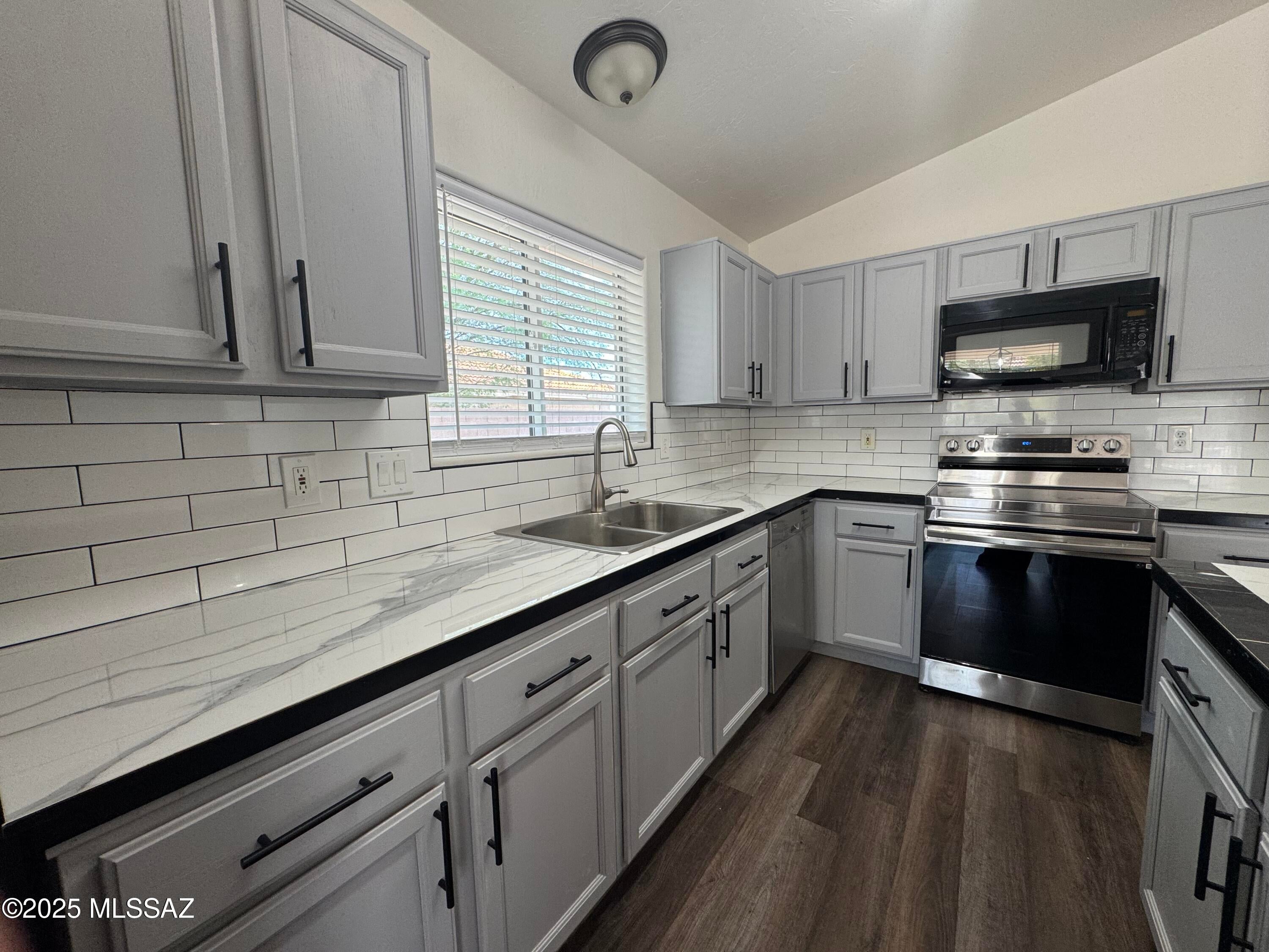 Sonrisa (1-121) - Residential Lease