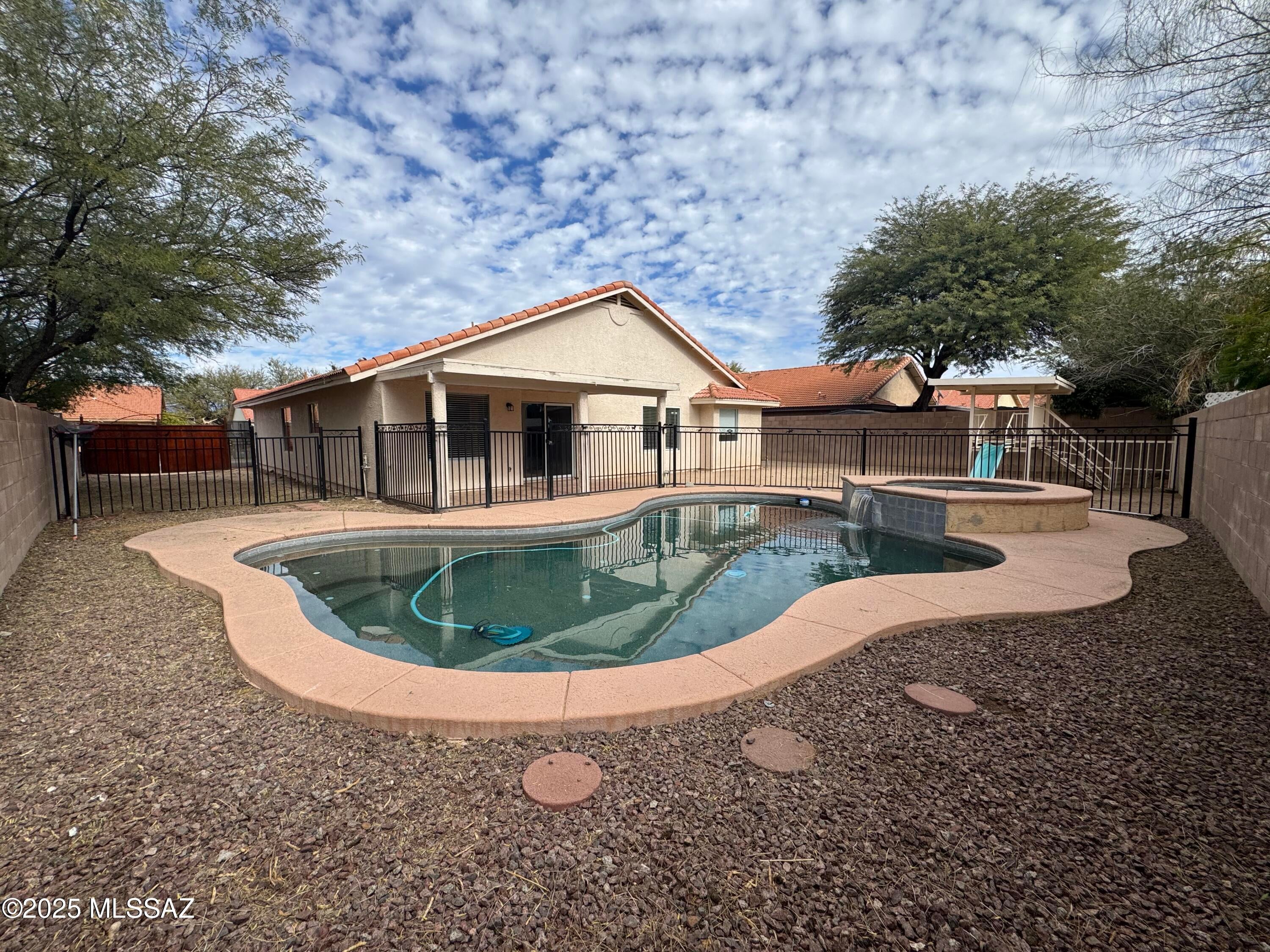 Sonrisa (1-121) - Residential Lease