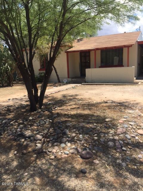 Large house close to U of A! 2 bedrooms inside and 1.75 bathrooms. Separate living room and family room. Back room has beehive fireplace and can be used as a 3rd room. Huge back yard with private pool. Huge outdoor separate room that can be used for storage.