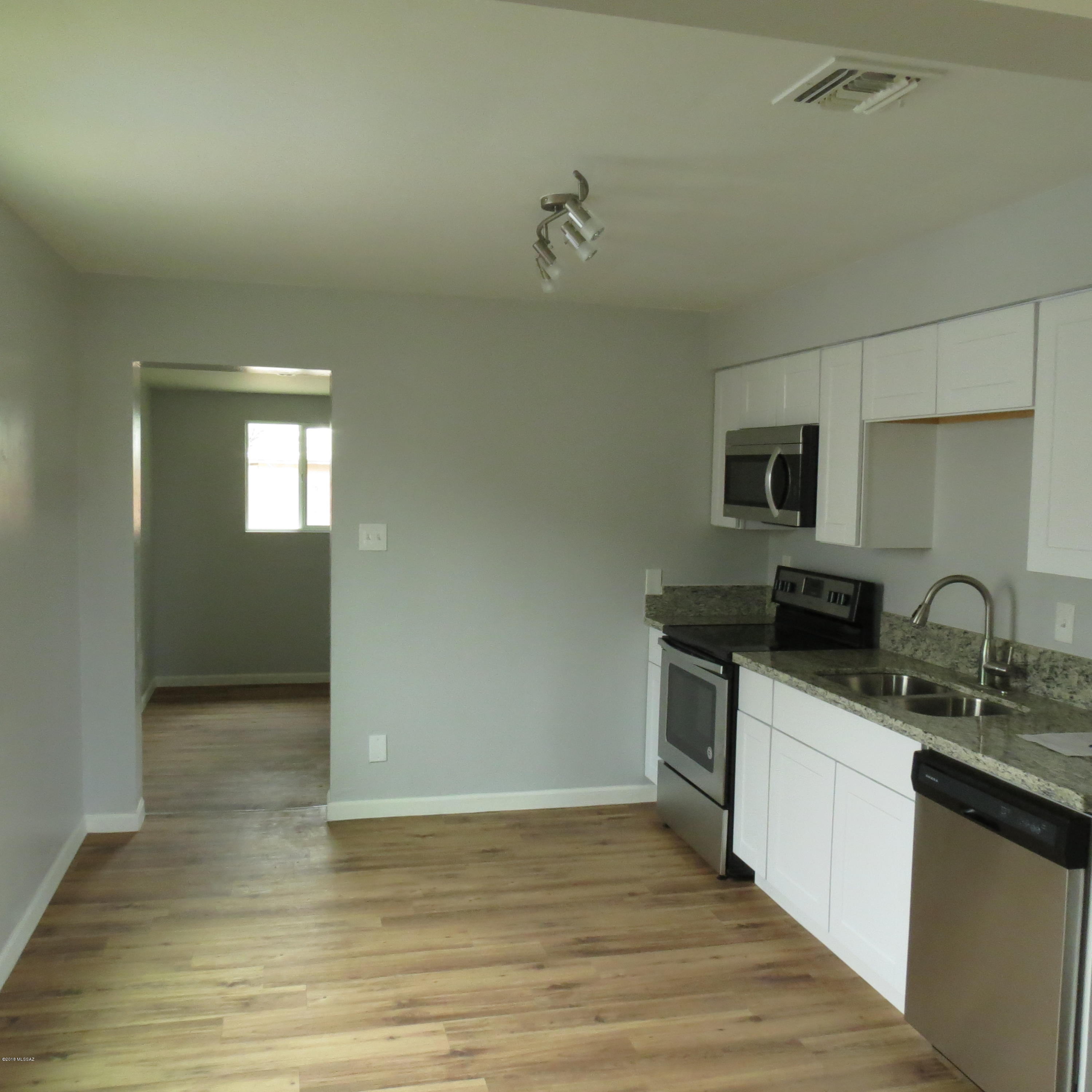 Country Club Manor - Residential Lease