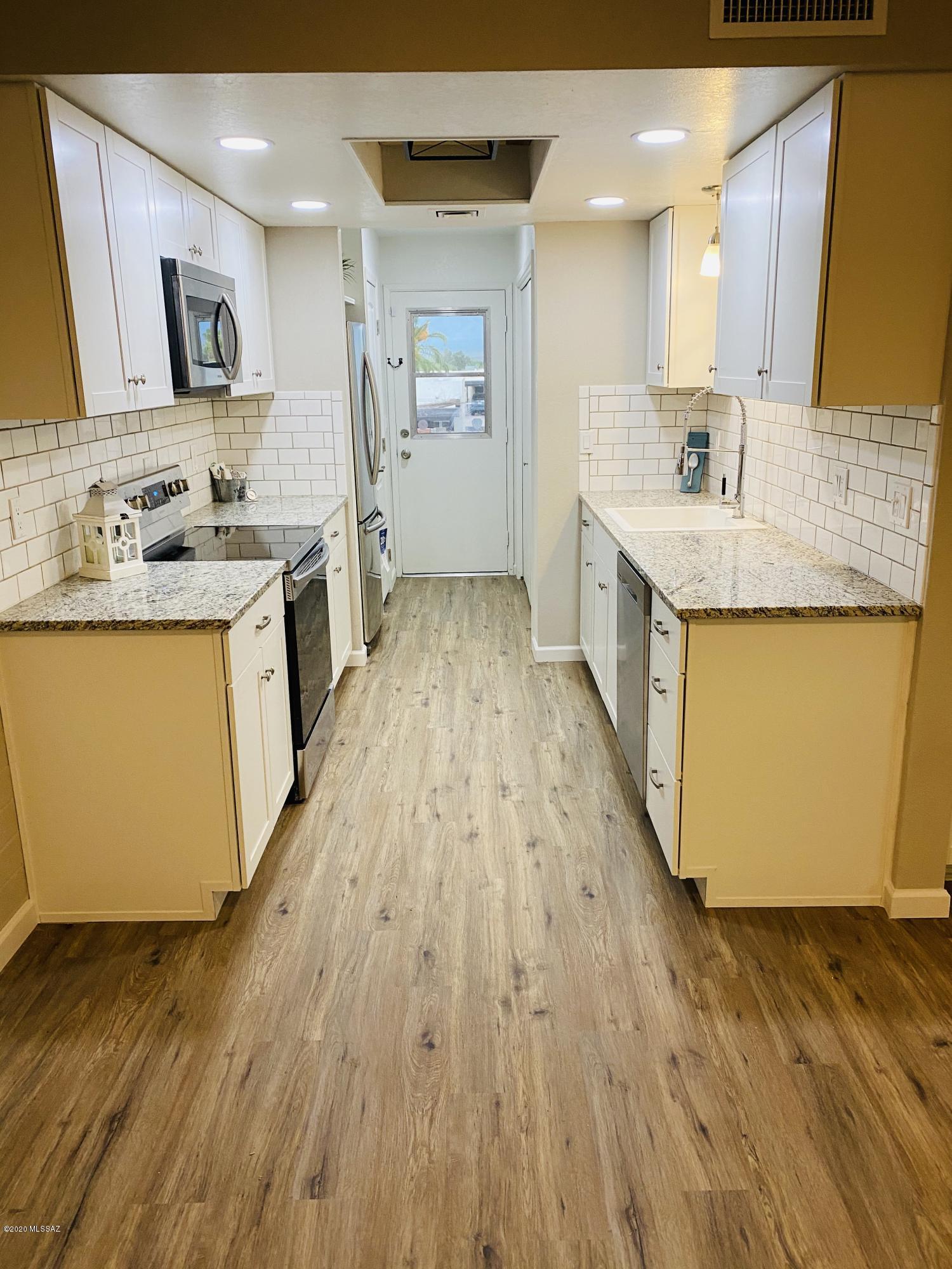 Mountain views! Beautiful newly remodeled Townhome with new floors throughout, new cabinets and appliances. New paint inside and out.
Owner/Agent