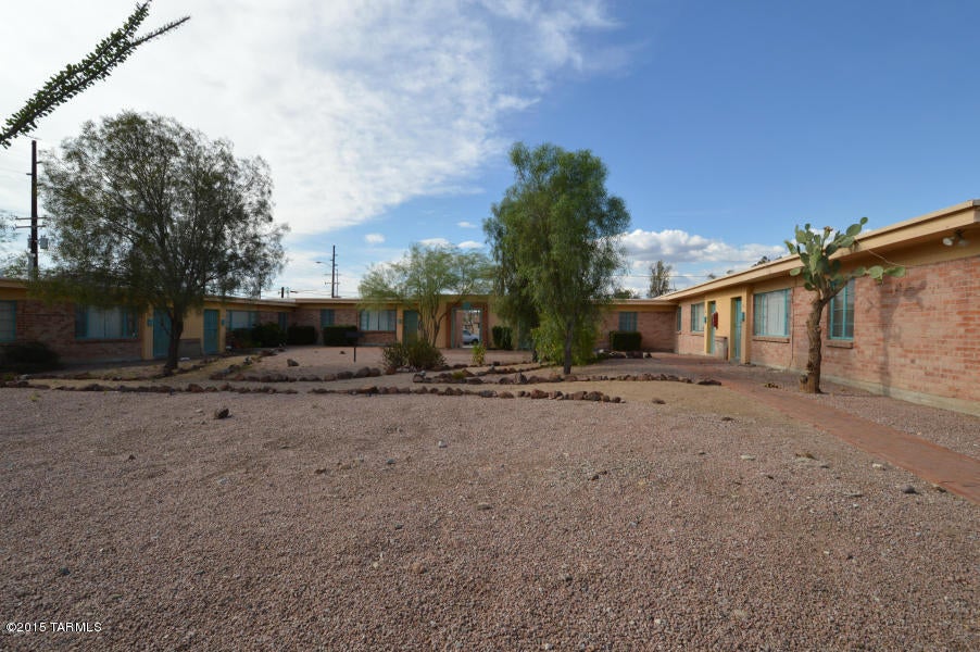 PERFECT for students! Beautiful 2BR home just a short walk, ride or drive from the U of A! Great location with private parking in the back! Large rooms provide plenty of personal and communal space! Economical kitchen with plenty of counterspace! Don't miss out on this one! BEAT THE STUDENT HOUSING RUSH! CALL TODAY!