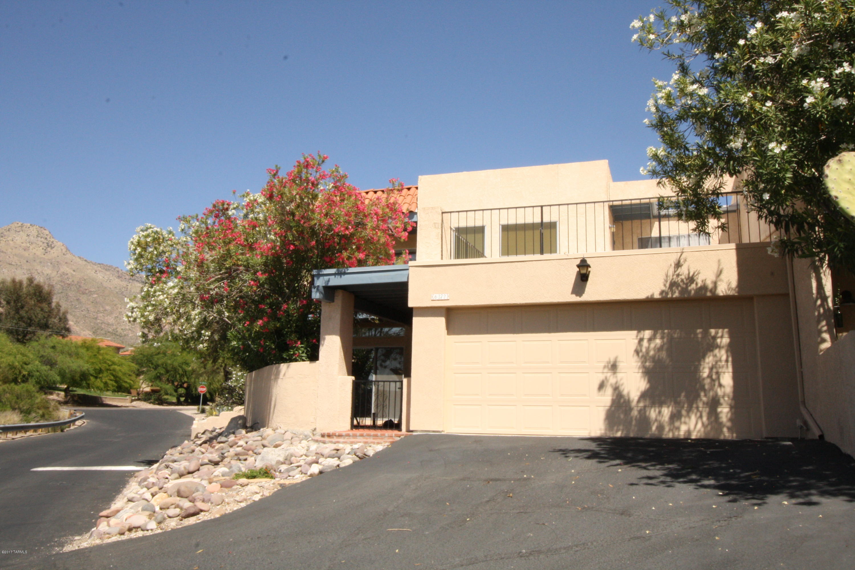 Spacious 3bdr/2.5ba in Catalina Foothills!
Gated courtyard w/mountain views and private backyard w/mountain views!
Community pool and spa.
Kitchen will have new granite counters.