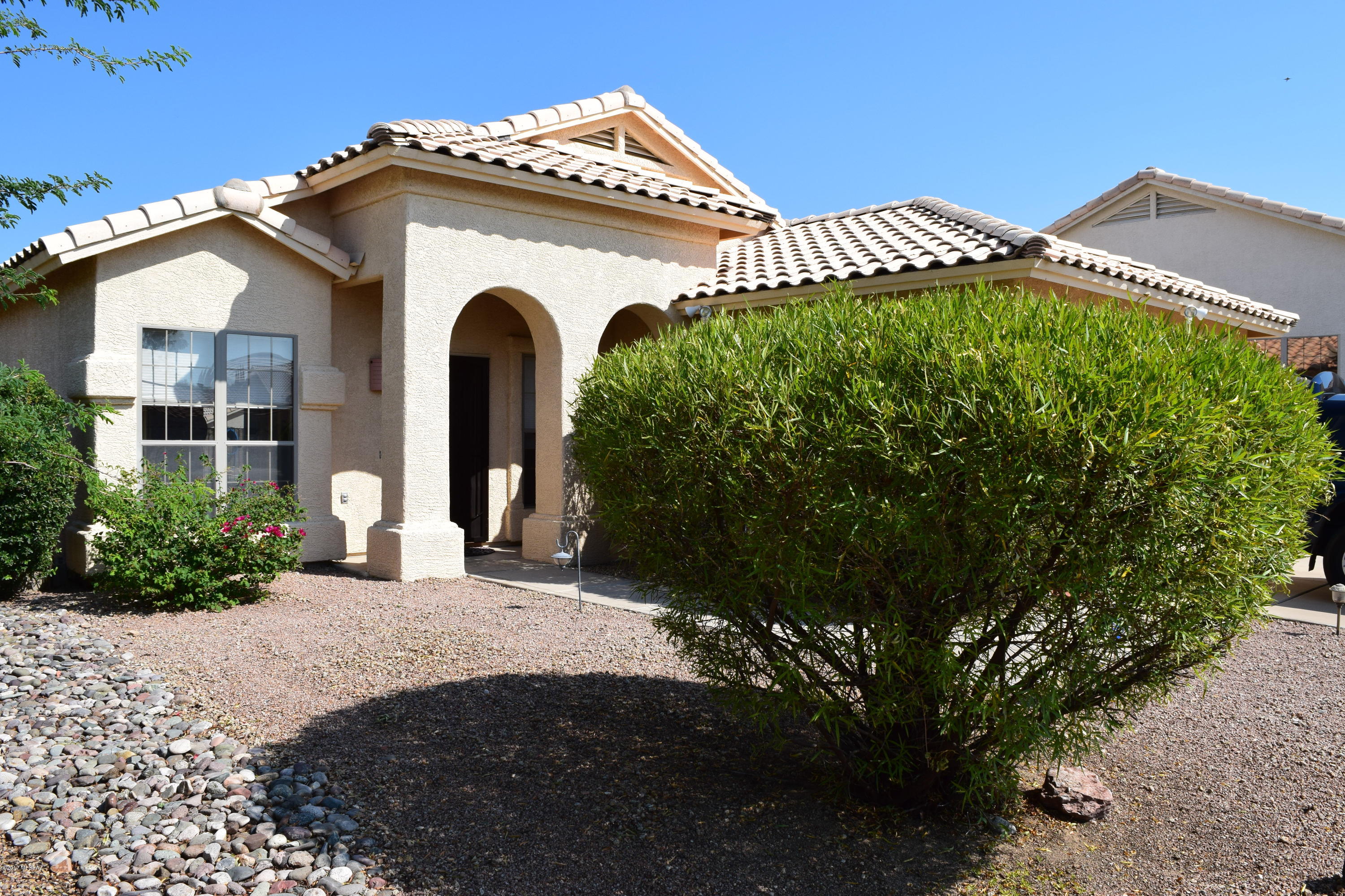 WoW!!Beautiful Pulte Home on Premium cul-de-sac lot w/CATALINA mountain views and open space behind.Open flrplan w/vaulted ceilings.Completely updated w/NEW KITCHEN CABINETS,GRANITE COUNTERS,STAINLESS STEEL APPLIANCES including MICROWAVE &FRENCH DOOR REFRIGERATOR,LIGHT FIXTURES &FAUCETS.Ceiling FANS in every rm.GAS FIREPLACE IN FAMILY RM.Master bathrm has GARDEN TUB/SEPARATE SHOWER,DUAL SINK VANITIES,DESIGNER MIRRORS,tile tub &shower surrounds,plus frameless glass enclosure. UPDATED GUEST BATHRM W/NEW VANITY,FAUCETS,MIRRORS,&MORE.Porcelain tile floors everywhere &laminate flrs in the bedrms.ATTIC/STAIR STORAGE IN THE GARAGE &LOTS OF SHELVES.Patio pool installed in 2004 w/security fencing &all new pool equipment.Large side yrds w/citrus trees.Very private professionally landscaped back yrd. New exterior paint. new interior paint. new backsplash in kitchen. Brand new vanities and granite counters in both bathrooms. Designer window treatments. Every corner in this house has been updated.