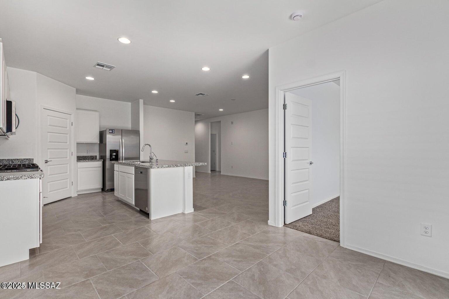 New Tucson Unit NO. 8 (1-455) - Residential Lease