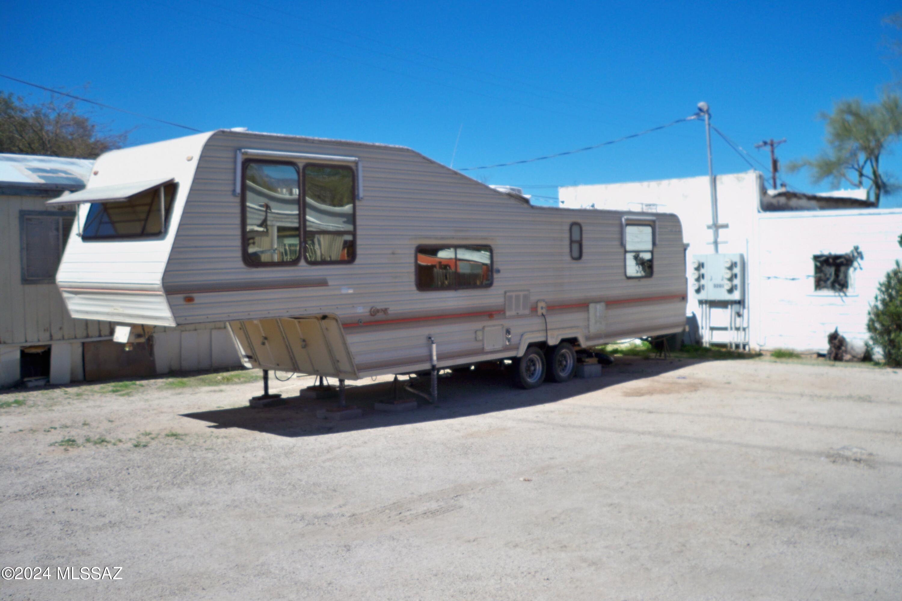 Nice 5th Wheel RV, very spacious, living room with sofa and built in stereo, kitchen with stove,  micro-wave oven, refrigerator plus plenty of cabinets and storage.  Bedroom has plenty of closet space.  Public transportation is nearby!!