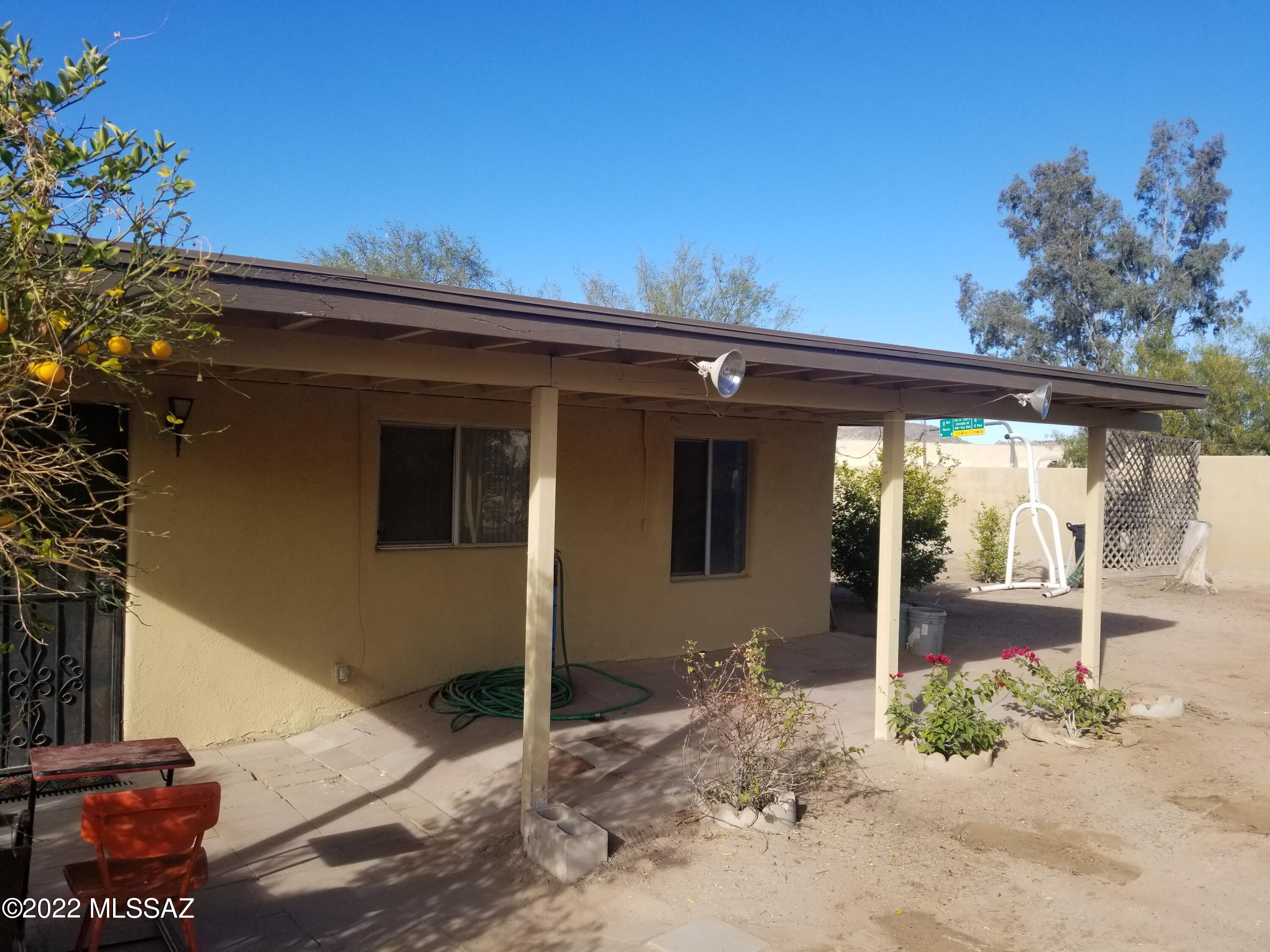 Well maintained home with new carpet in bedrooms and lots of space outside for all your toys or invest and build an additional structure in the adjacent R2 lot. Plus a great view of ''A'' Mountain. Excellent investment opportunity! Don't miss it!