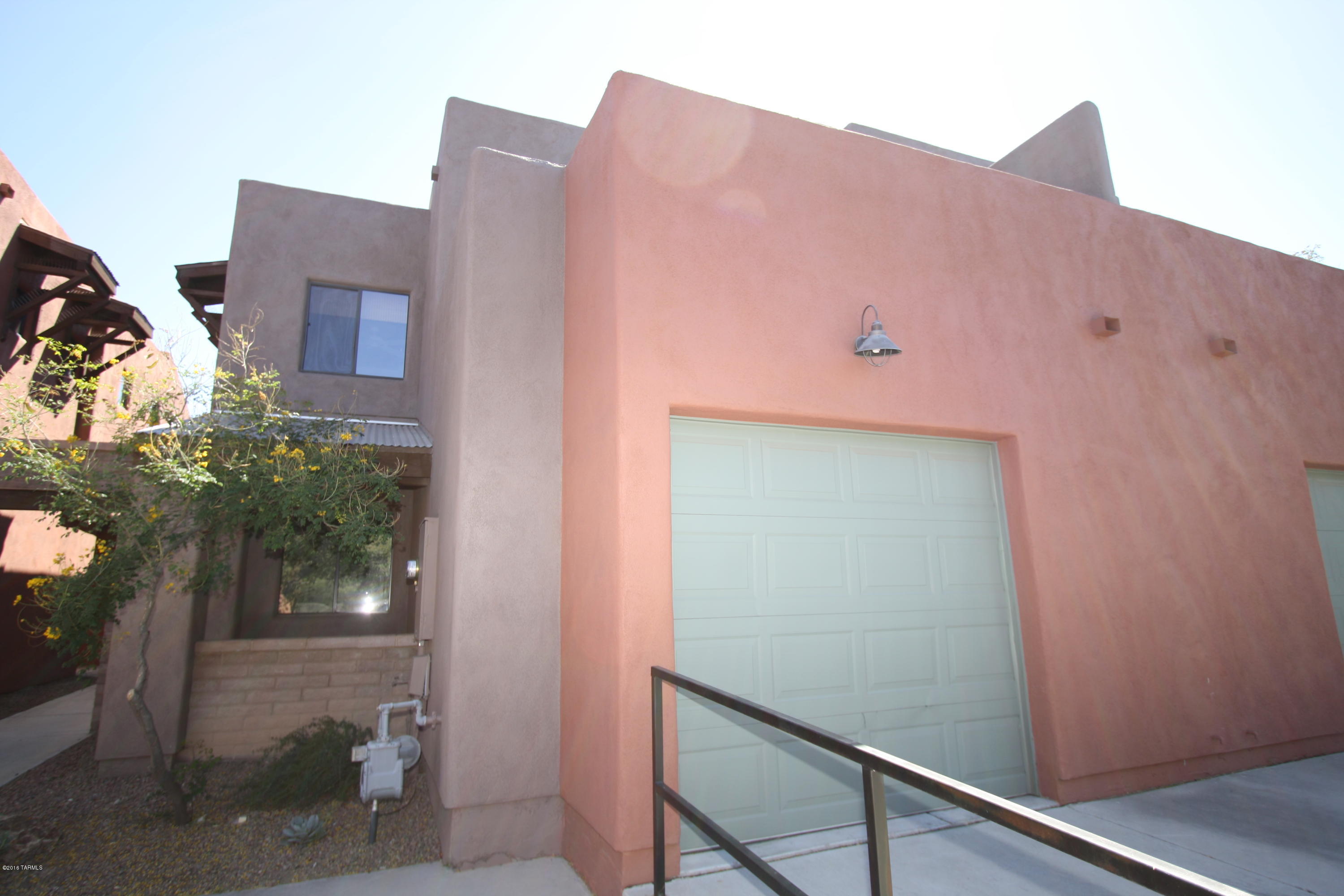 3bdr/2ba w/Loft Townhome minutes to U of A! Downstairs offers greatroom w/fireplace, spacious kitchen w/granite counters, bedroom and bath w/walk-in shower. Upstairs has master bedroom w/private patio and mountain views, 3rd bedroom and loft area. Single car garage and fenced yard with patio.