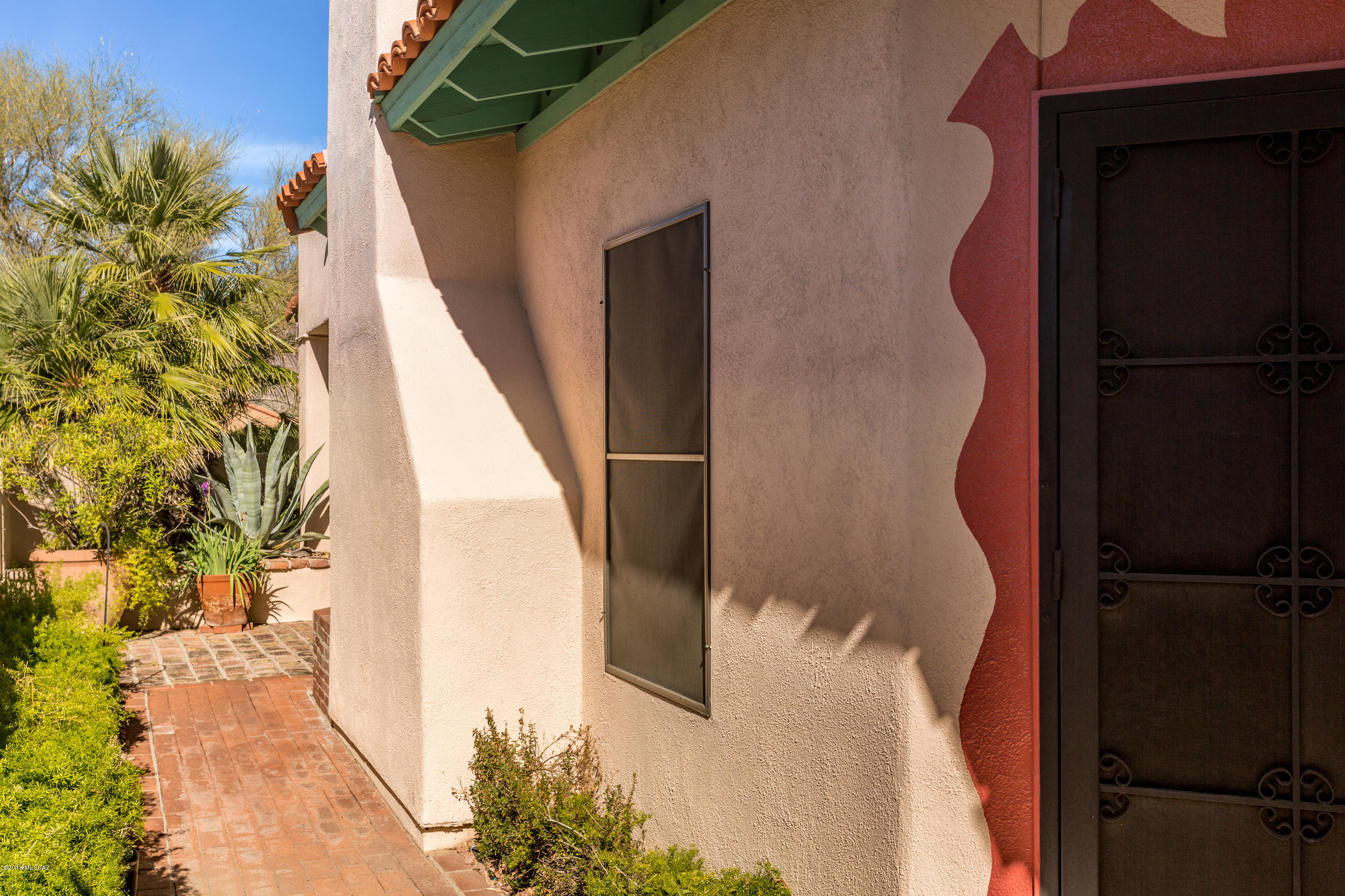 $20,000 in Recent Improv: incl. New  Roof w/5 New Skylights to let in the light! Gracious Southwest indoor/outdoor living in lovely 2bd/2ba plus den in gated Kachina Hills. Open floor plan; lg covered AZ Room (not incl in sq ft) w/brick floor & superior view of Catalina Mts, + open area for sunning, hot tub, & gardening. Vaulted ceilings, Plantation shutters, Dual-pane energy-saving windows & more! Kit & den w/wet bar open to bright atrium. Authentic Mexican tile in kitchen and bathrooms; Talavera sinks; Saltillo floors; walk-in showers w/built-in seats; carpeted bedrooms. Custom paint in lg. master bdrm, den, & kitchen for true Southwest flavor. 1/2 blk to community heated pool/spa. 1 mile to Safeway,CVS,& cafes & 3 miles to La Encantada. Range Price is $380K to $390.