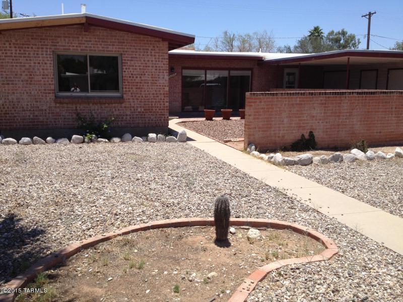 Beamed ceilings, breakfast nook, hardwood floors in master bedroom, country style kitchen, porch off master, living room and kitchen. Central A/C and Evap.