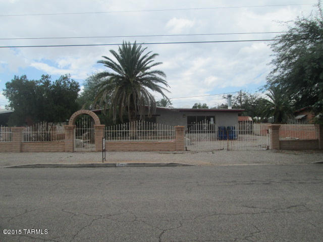GREAT OPPORTUNITY FOR HOME BUYERS AND INVESTORS. PROPERTY LOCATED CLOSE TO RESTAURANTS, STORES, SCHOOLS AND MUCH MORE TO ENJOY. THE PROPERTY HAS 3 BEDROOM, 2 BATHROOM, LIVING ROOM, FAMILY ROOM, AND MUCH MORE. THIS IS  BANK OWN PROPERTY. SOLD AS IS CONDITION.NO SPDS AND CLUE REPORT. MULTIPLE OFFERS H&B IS DUE 12/2 @ 10AM
