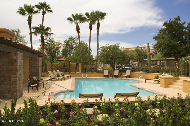 Great 1 Bedroom, 1 Bath luxury condo in the Foothills. Nestled between the majestic Santa Catalina mountains and the city of Tucson draped below, come see why Skyline Villas is the perfect place to call home. Conveniently located behind the upscale La Encantada Mall, everything you need is within reach. Amenities include: Heated swimming pool (85 degrees) usable all year round and hot tub, tennis Courts with Night Lights, Exercise Room with Wall-mounted TV and treadmill, outdoor grill.
~Washer and Dryer in Unit