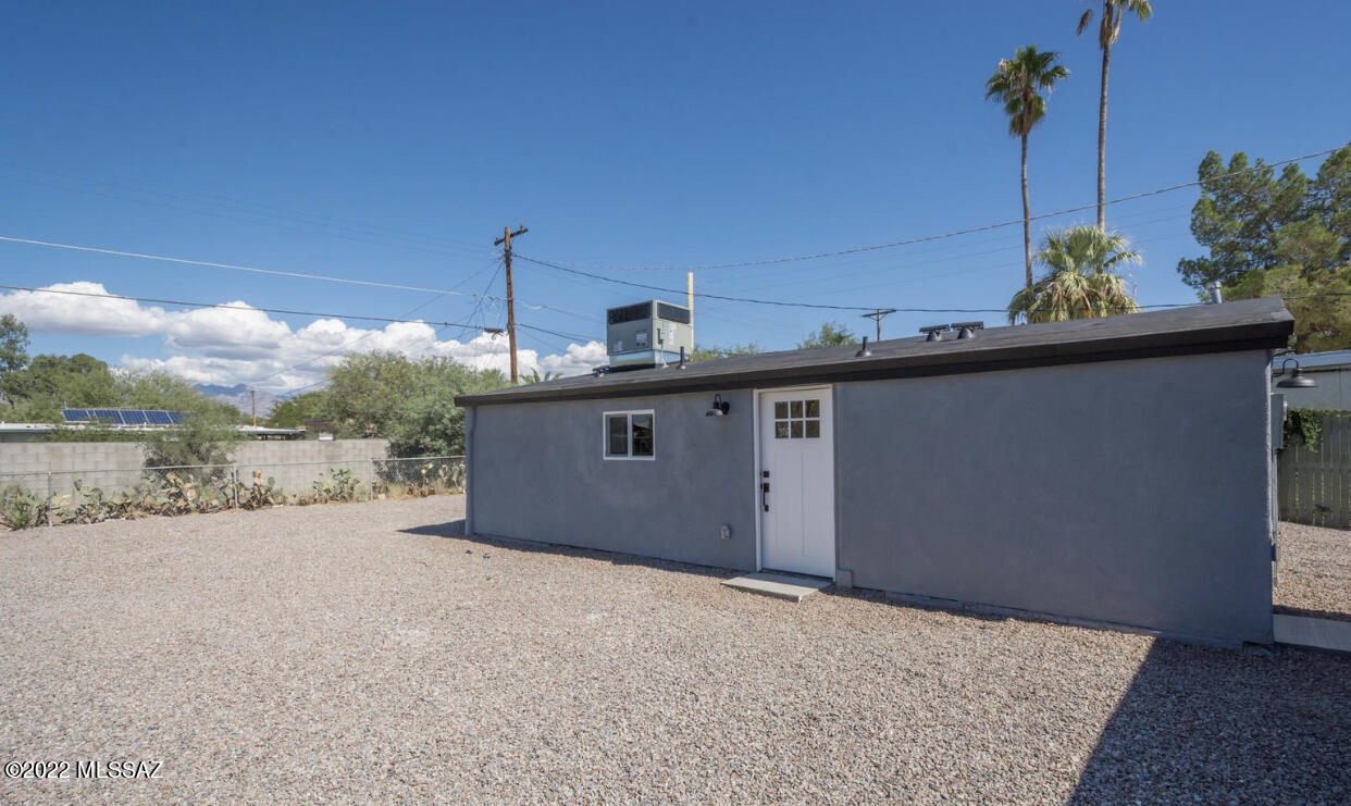 Come & check out this gorgeous FULLY renovated 2 bedroom1 bath guesthouse situated on a spacious property shared with the main house. Plenty of room for parking & entertaining in this little gem! The beautifully remodeled kitchen with brand new SS appliances & cabinetry flows into the living area, & the equally beautifully remodeled bathroom is just as stunning! The LVP throughout, PERFECT paint colors, & spacious bedroom closets are all added bonuses!  Pets ok with non-refundable deposit.  Water is paid by Landlord.  This beauty will not last long, so schedule your showing IMMEDIATELY!