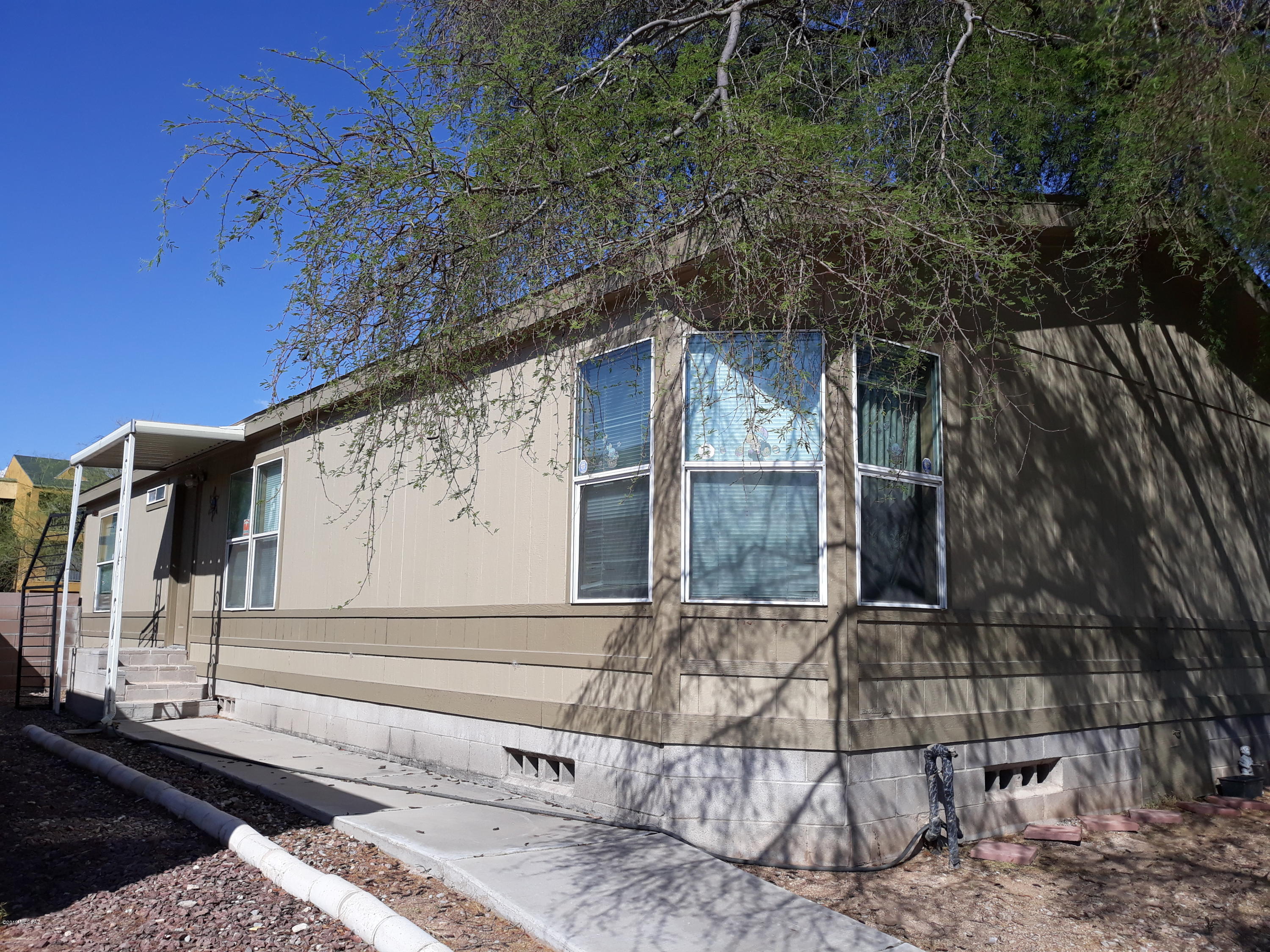 3Br. 2Ba. Home built 2003 New A/C in
2018, no need to preview, new enterior paint. Close to shopping center, Hospital
Schools and Fwy.