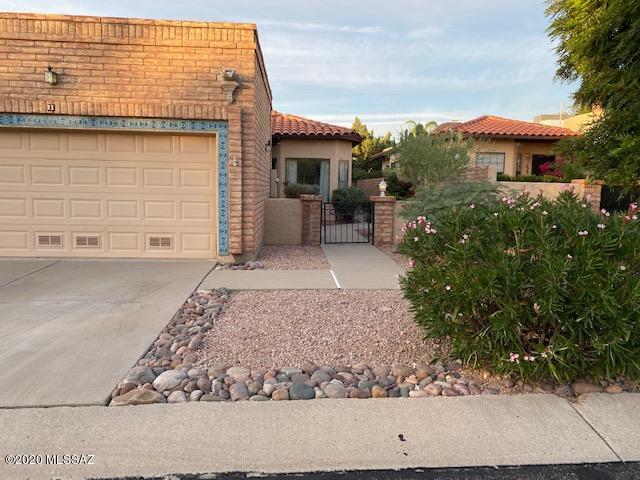 located in the heart of Oro Valley Country Club is this rare find 3 bedroom 2 bath townhouse in Valle Del Pro Townhomes. 
New paint on entire interior. Quartz Counters in Kitchen. Stainless steel appliances Tile and wood floors throughout. Ceiling fans in all rooms. Fireplace in Greenroom. 2 car garage with Ceiling racks. Roof just redone and comes with 2 year warranty. Excellent winter home of full time residence.