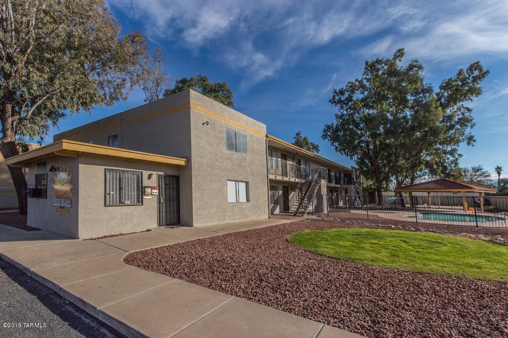 Lincoln Park - Residential Income