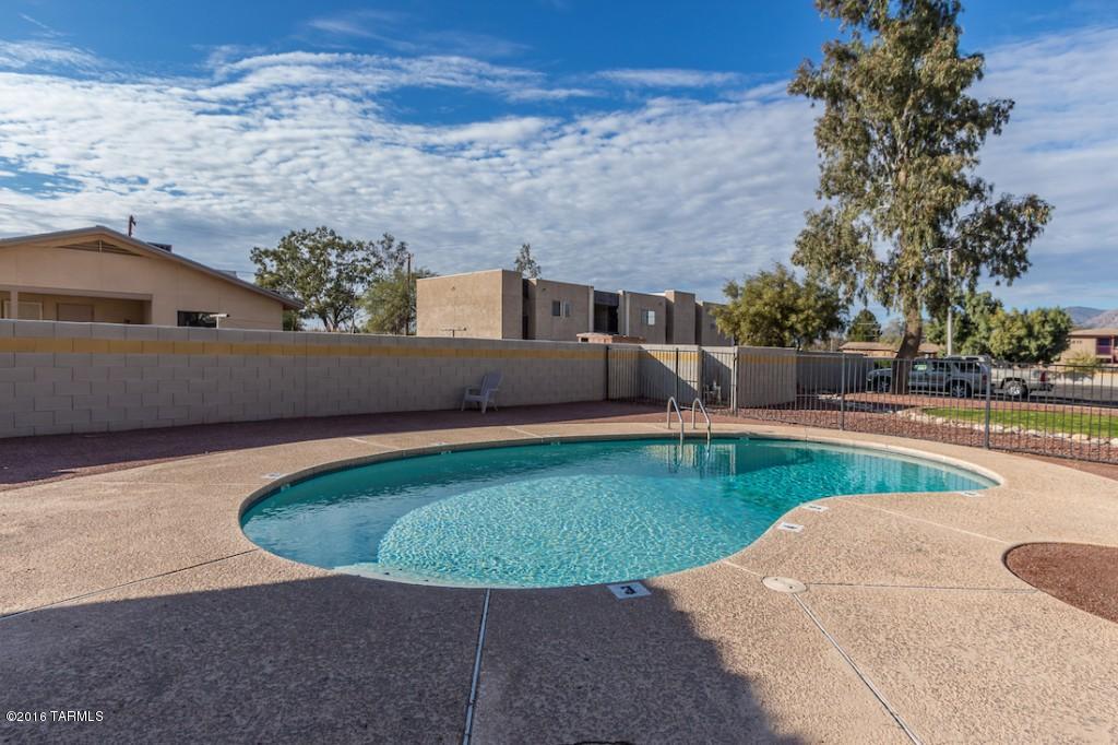 Lincoln Park - Residential Income