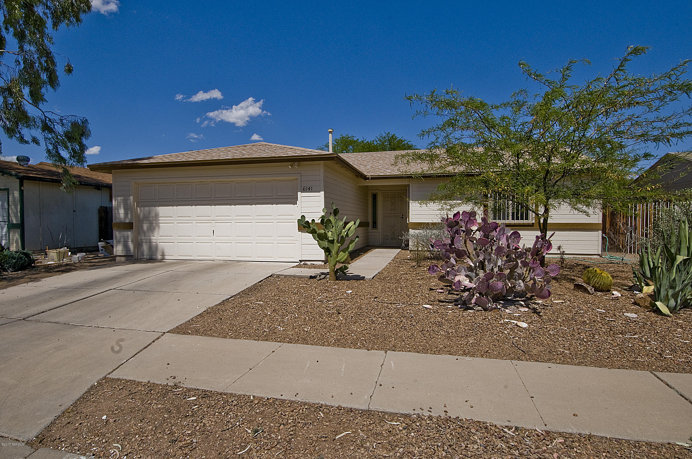 Charming 2 bed 2 ba home with vaulted ceilings and open living room area. Saltillo tile has been beautifully maintained and eco-friendly bamboo flooring in rooms. Split bedrooms floor plan and an extra large laundry room with plenty of built in storage. The garage has built in storage. Low maintenance landscaping. All pipes in the house have been replaced. 2013 shingle roof. 
Adorable casa de 2 recamaras y 2 baños con techos altos y sala amplia. El azulejo Saltillo ha sido muy bien mantenido y los cuartos tienen piso de bambu. Los cuartos estan separados y la lavanderia es enorme con mucho almacenamiento. La cochera tiene repisas para almacenar. El jardin de enfrente y de atras son de bajo mantenimiento. Las tuberias de la csa han sido reemplazadas. El techo fue reemplazado en 2013.