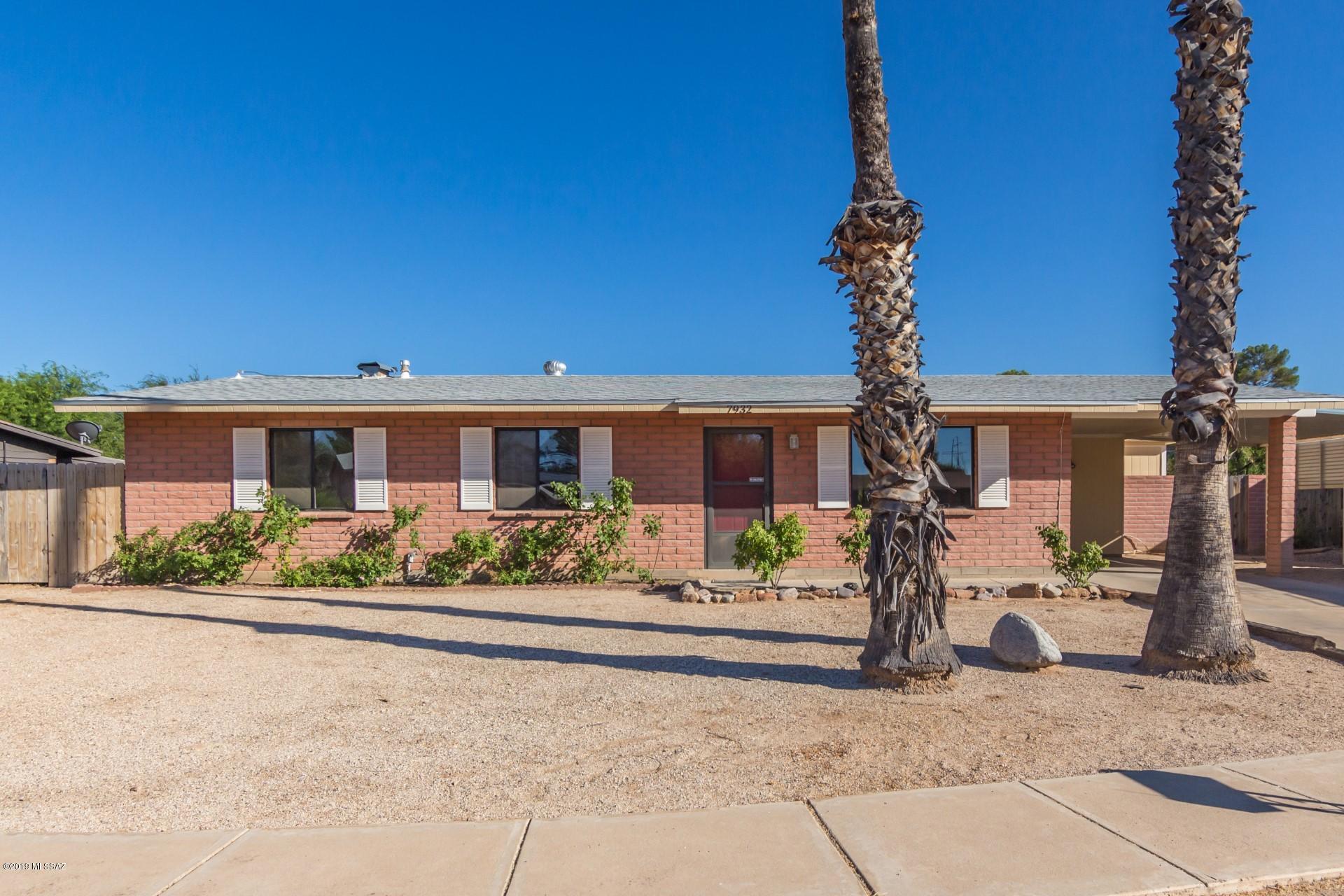 Great Cul-de-sac Home near Clements Recreation Center/Swimming Pool ,Lincoln Park, and Pima College East. Only 5 min. to Fred Enke Golf Course. Appx. 31x13 Rec Room.  Attached 10x8 storage room. Laundry room. Safe in Master Bedroom. 5 Skylights. Upgraded 4ton, 25 seer A/C. Hybrid heat. Separate 10x14 workshop. Covered patio. Consider a renovation loan and pick out all the appliances, flooring and more that will make this YOUR perfect home. ( 3D walk through tour @ http://tinyurl.com/7932manitoba )