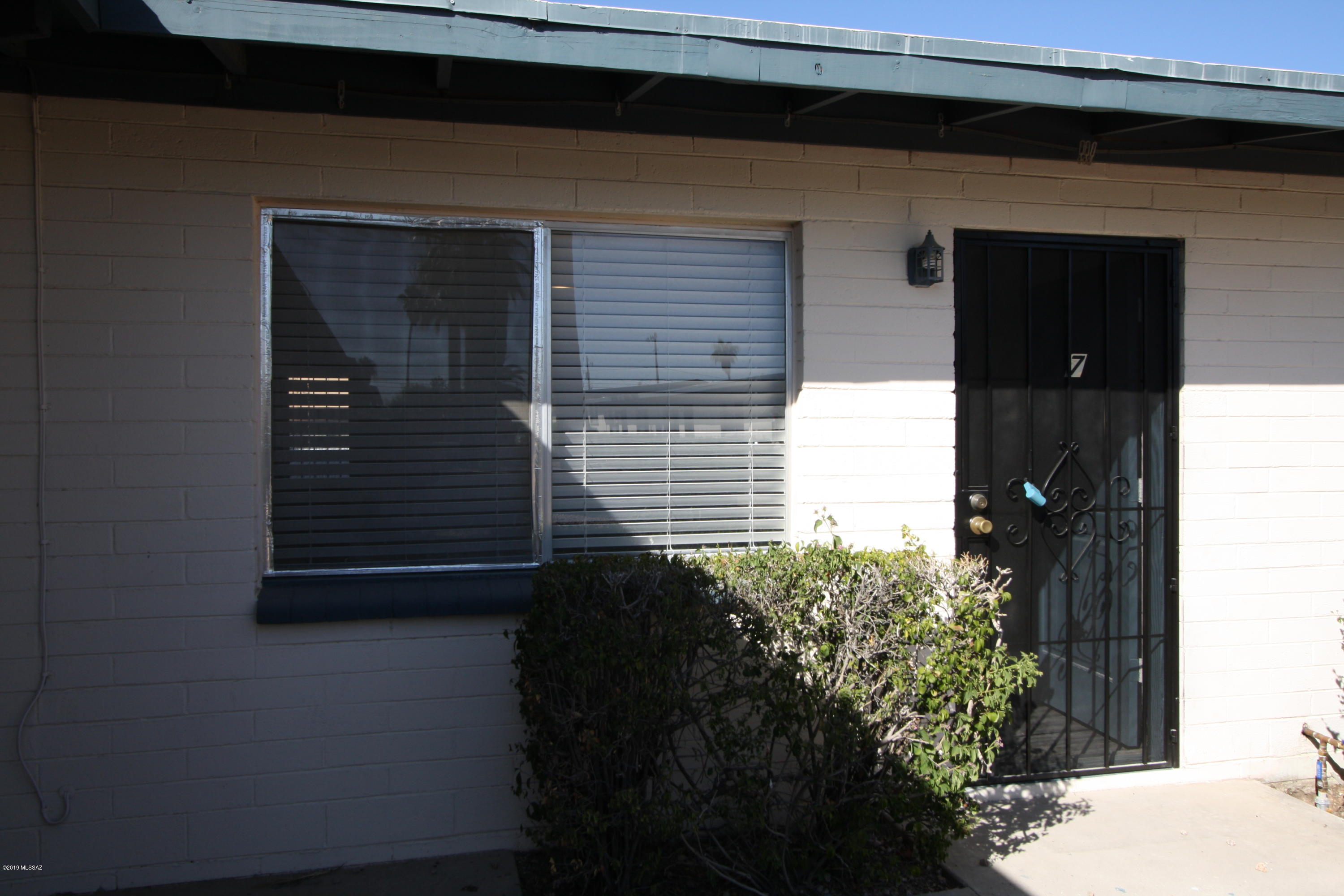 Remodeled 1bdr/1ba! Kitchen w/new stainless steel appliances.  NO PETS