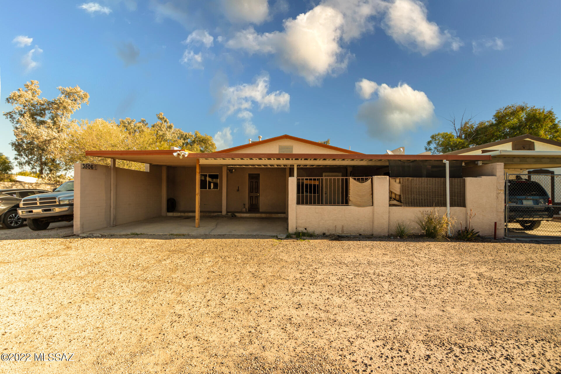 Great townhouse tucked away on Tucson's West side 4 bedrooms, all tile flooring.  This gem is in great shape.  Just minutes from shopping, and Kennedy park.  Great starter home for a first time home buyer.
