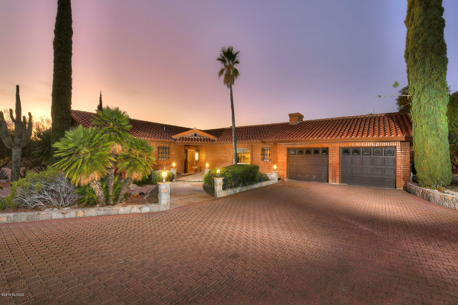 Another homeowners delight in prestigious Skyline CC.  This wonderful unique home is located on the golf course yet set back for your privacy. Come fall in love with this ''entertainer's delight'' with it's vast patio's, balconies and huge patio area surrounding your pebble tech pool.
Fall in love with it's floorplan this 3 bdrm 4 ba split level home with the newly remodeled kitchen, large great rooms formal dining, gas burning fireplace, and a large entertainment area downstairs with a pool table and it's built-in classic bar. You'll love the master bdrm with it's private patio deck overlooking the golf course and the Catalina mountains so close you can almost touch them.
