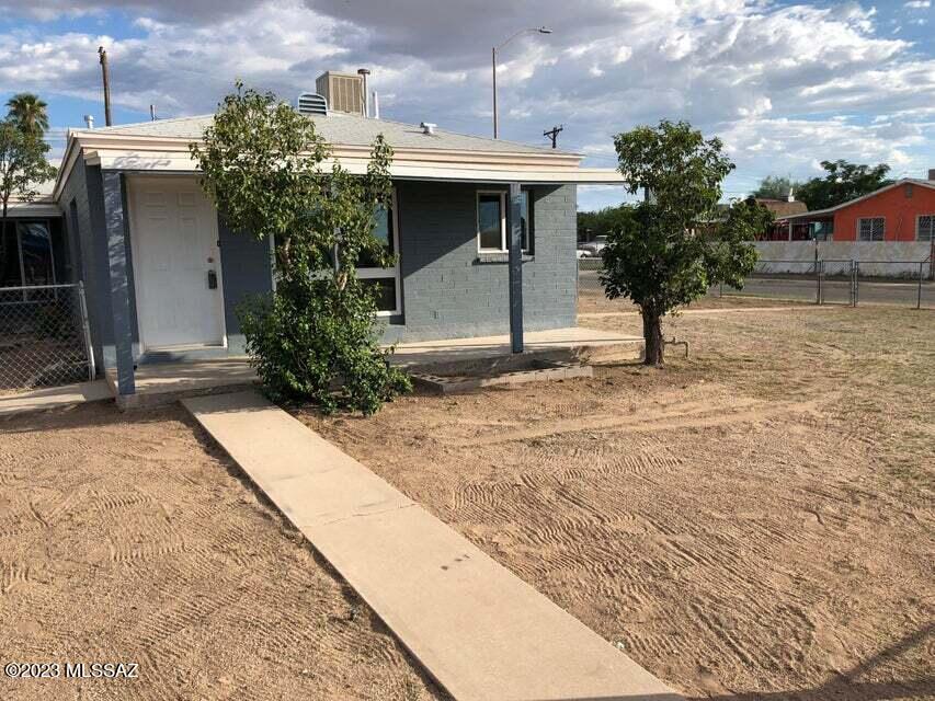 Front unit of a duplex, with a large fenced, corner lot. 800 Square foot home. Built-in 1955. 2 bedrooms, 1 bath. Ceiling fans, large windows. Remodeled kitchens with white wood cabinetry. Tiled bathroom, shower & tub combo. Laundry area with washer and dryer included. Close to Shopping, U of A, and Davis Monthan Air Base.  Apply now at: 
https://gsbenchmark.managebuilding.com/Resident/rental-application/new