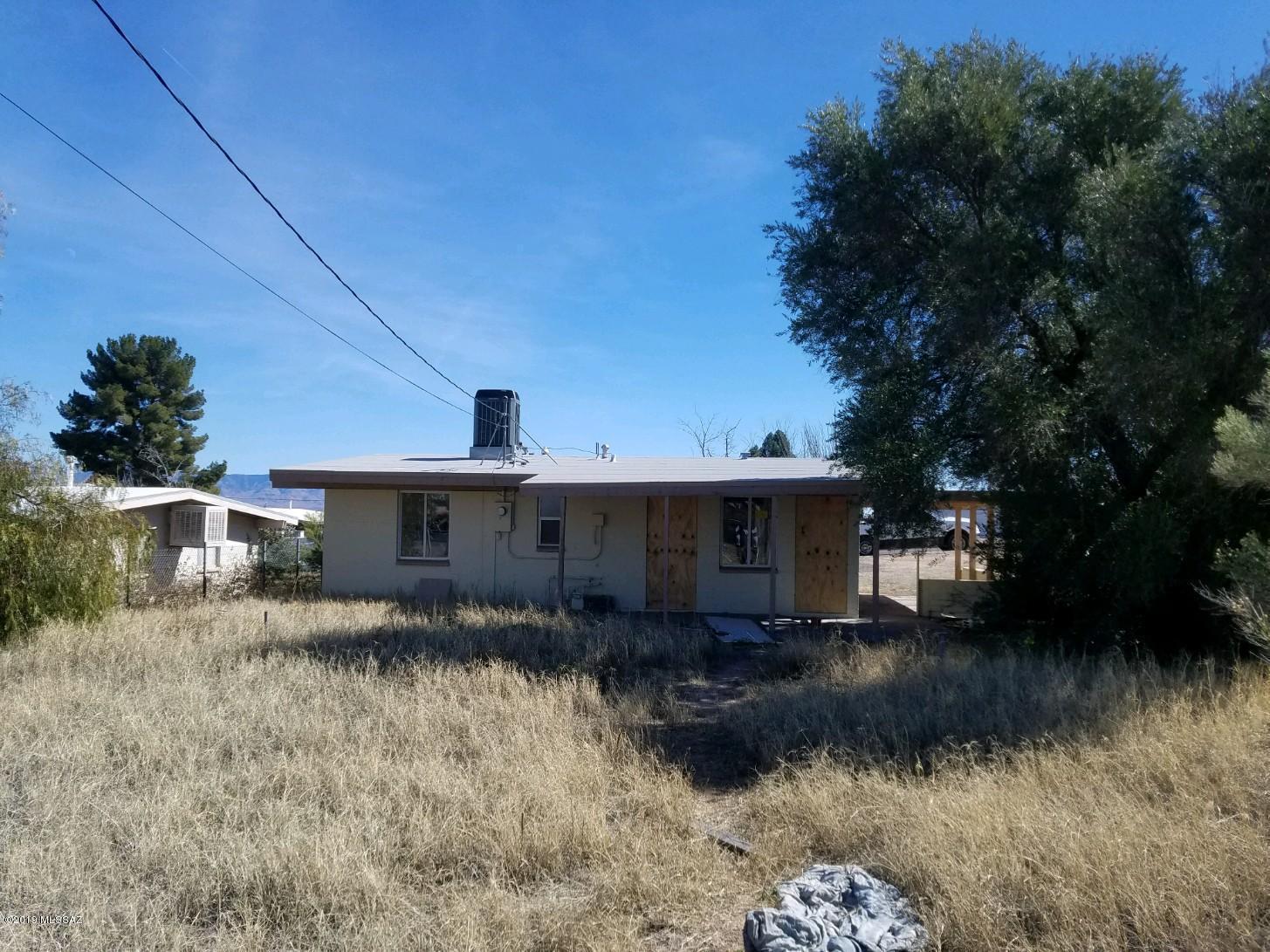 Great investment property for a fix and flip or purchase for a handyman.  Great community conveniently located next to freeway access.