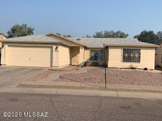 Large home on large lot (0.25Ac), many upgrades. Vaulted ceilings, large kitchen and fam room, granite counter tops, gourmet kitch w/stainless appliances, breakfast bar, and bkfst nook. Formal dining area in large great room, beautiful tile floors, upgraded baths, split bedroom plan, large bedrooms, large laundry room.  Enjoy the large full length covered patio while kids play in the large back yard with plenty of room for a pool.   

Dogs in back yard are friendly, but should be put in kennel.