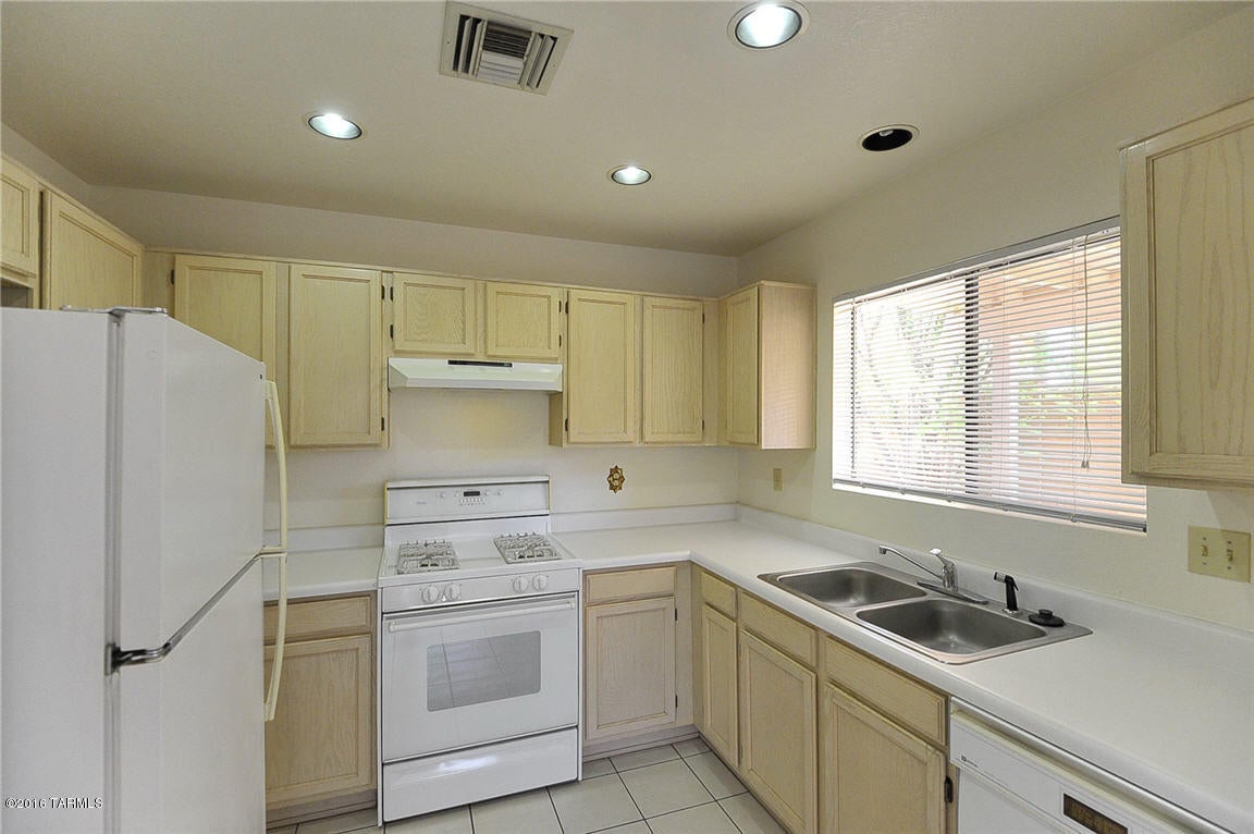 Country Club(1-221) - Residential Lease