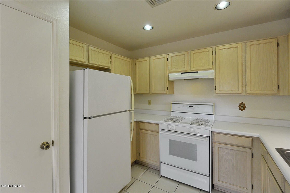 Country Club(1-221) - Residential Lease