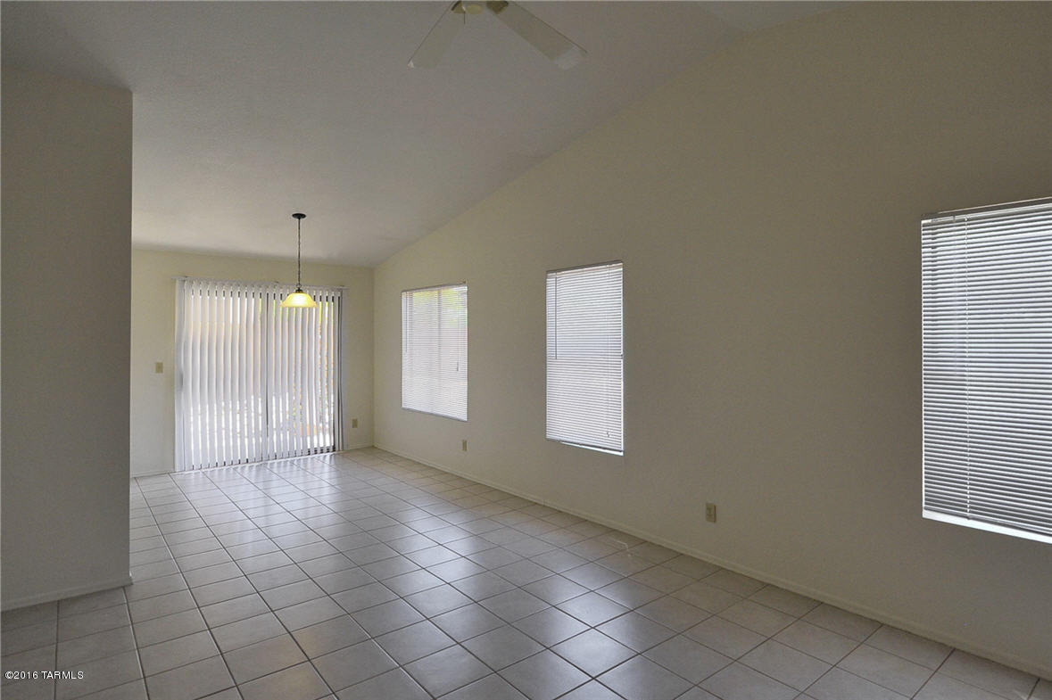 Country Club(1-221) - Residential Lease