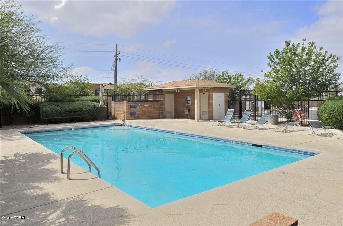 Country Club(1-221) - Residential Lease