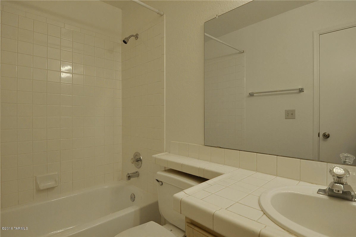 Country Club(1-221) - Residential Lease
