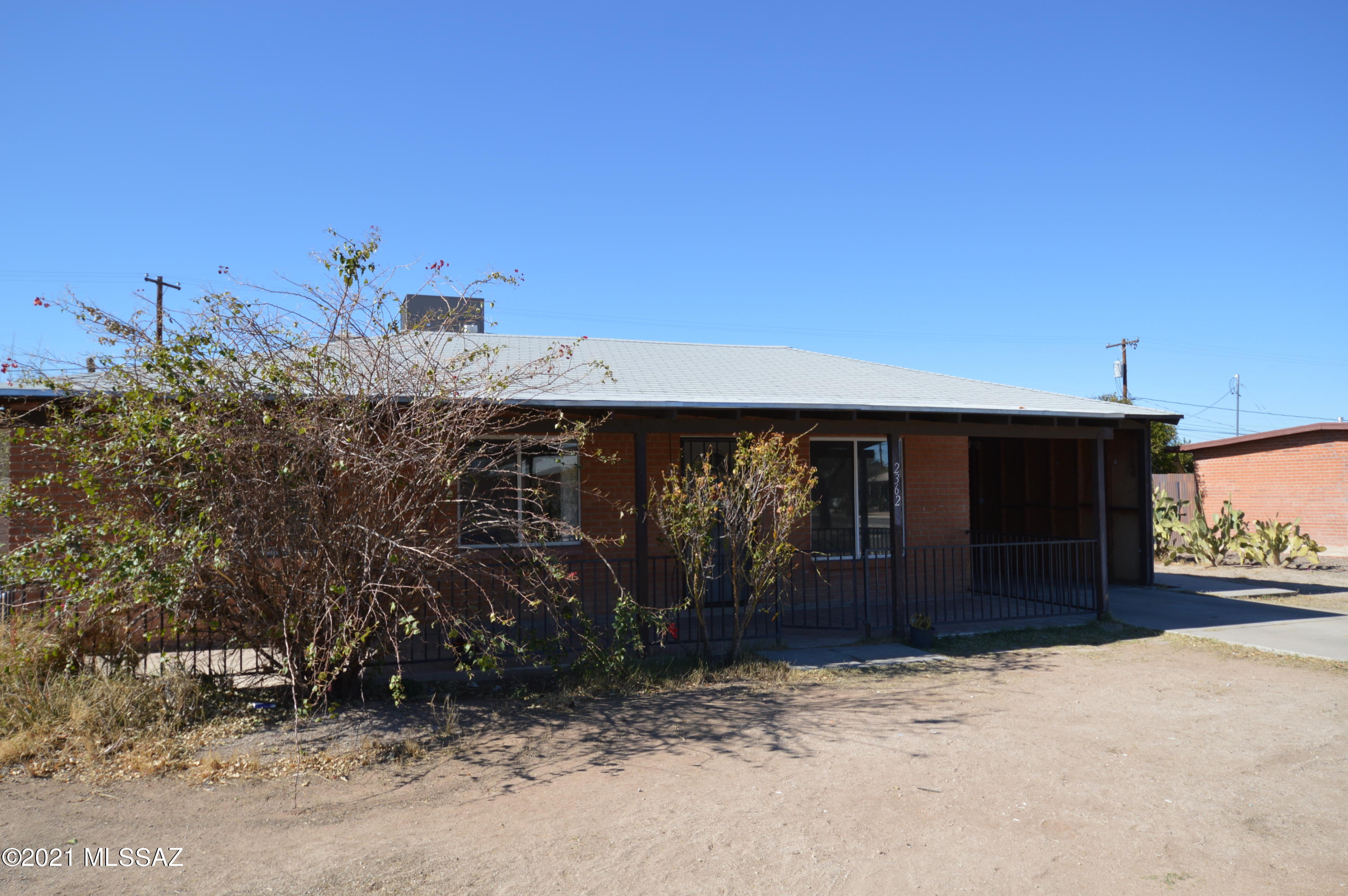 Fall in love with this lovely 3 bedroom home! Large rooms provide plenty of space, both common and private! There is even a large screened-in porch with laundry room and storage! Don't miss out on this wonderful home! CALL TODAY!