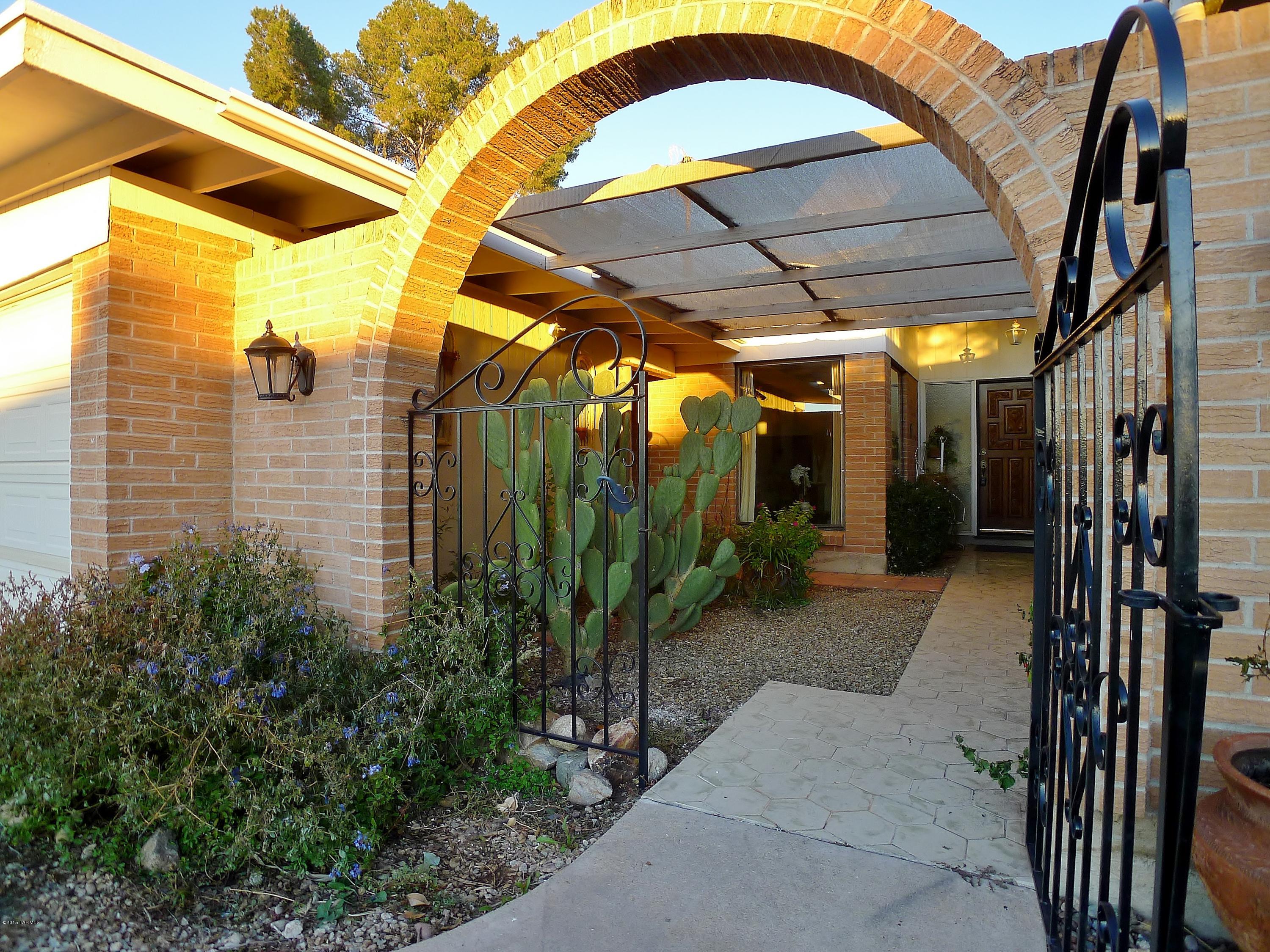 Welcome to your dream home in desirable Rolling Hills! This spacious 3-bedroom, 2 bath golf-course home boasts a courtyard entry into the home, a newly-renovated open concept kitchen, Saltillo tile throughout the common area, new carpet in the bedrooms, designer paint, a grand fireplace in the family room, upgraded sink basins and counters in the bathrooms, a new water heater, recently coated roof, double-pane windows, and much more. Home warranty good until April 2016. Have a love for the outdoors? A large covered patio offers shade to relax while taking in the views of the Rolling Hills golf course greens and Catalina mountains. Come. See. Stay.