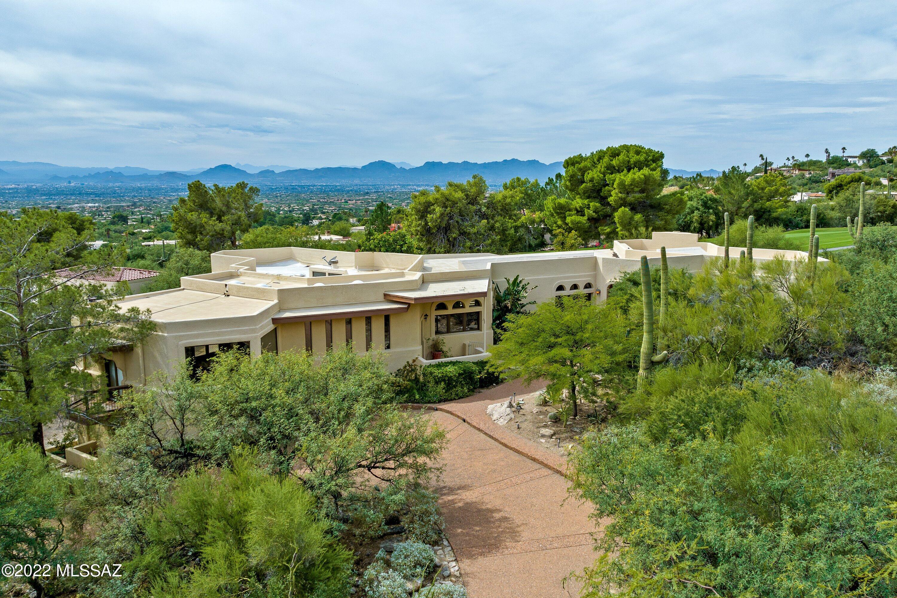 Location and opportunity is what this home is all about. Sitting on the 12th fairway at
the beautiful, prestigious Skyline Country Club. Home has so many possibilities.
Stunning views all around. This home just needs the right family to turn it into their
dream home or the right business person to remodel and sale. Either way, it is a great opportunity in a wonderful private community.
