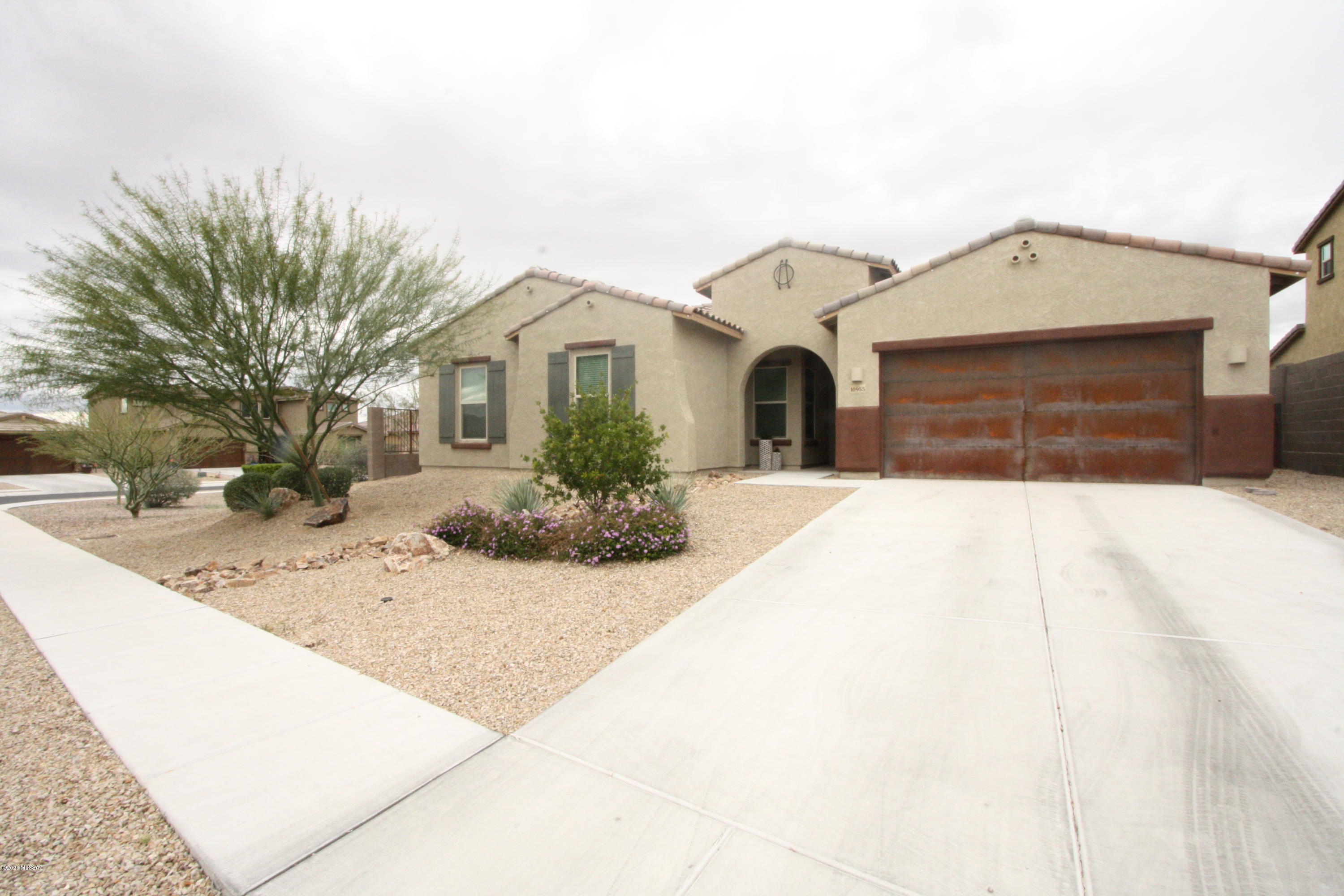 Stunning 4bdr/2.5ba home in Oro Valley!
Corner lot with mountain views, entertaining backyard and sparkling pool!
Spacious greatroom w/tons of natural light overlooking backyard.
Gourmet kitchen features granite counters, stainless steel appliances,  island w/breakfast bar, walk-in pantry and much more!
Split bedroom floorplan, bonus room, three car garage all in a gated community!